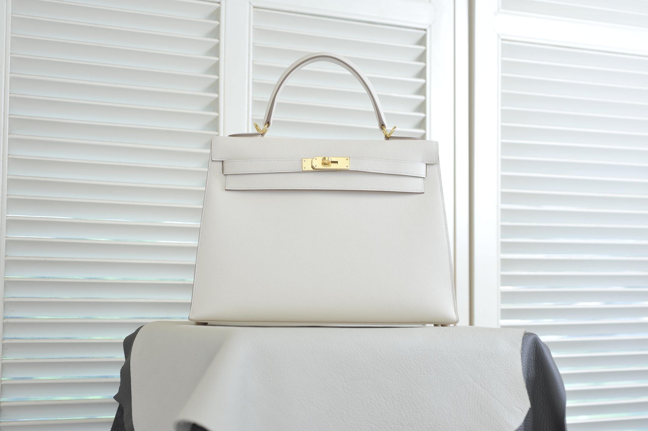 Kelly 25 milkshake white ep leather gold buckle