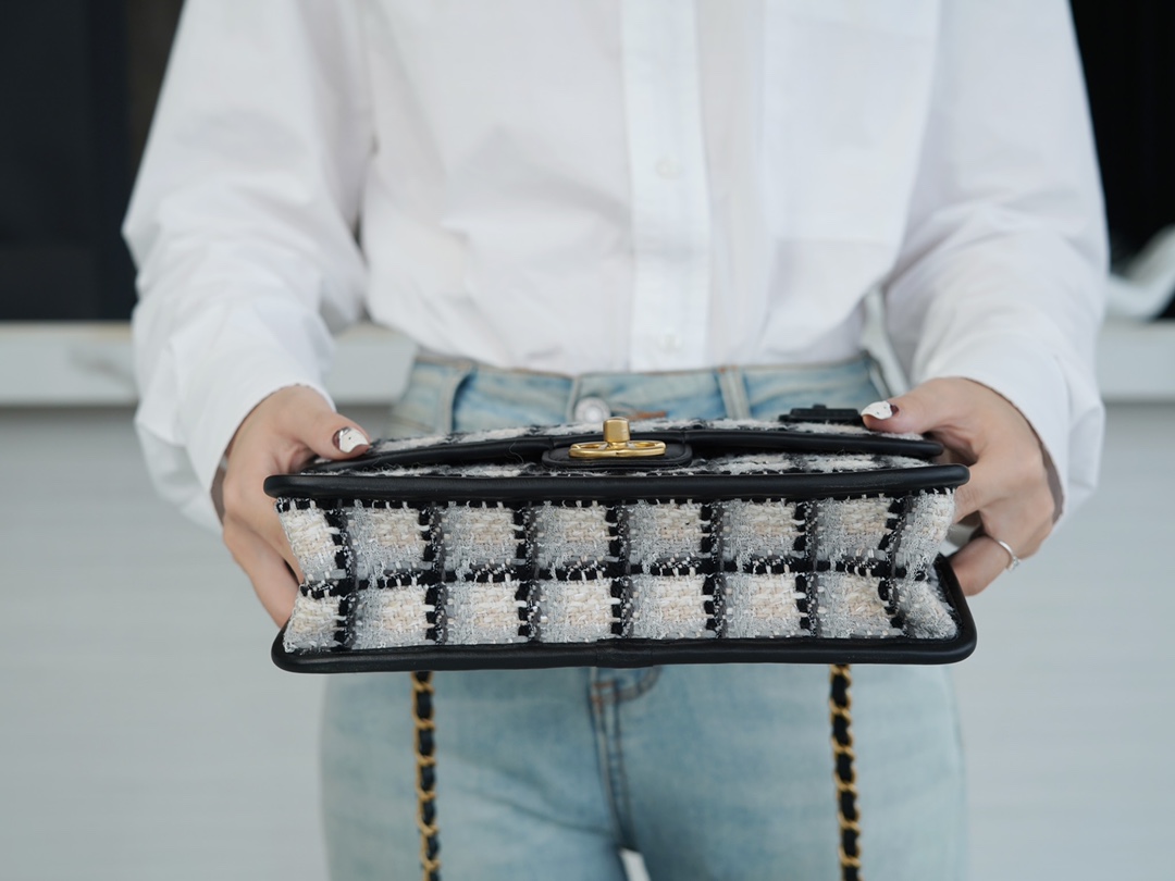 𝗖𝗛𝗔𝗡𝗘𝗟✦ Tweed 𝟮𝟮k long black and white tartan messenger tofu bag 🖤🖤