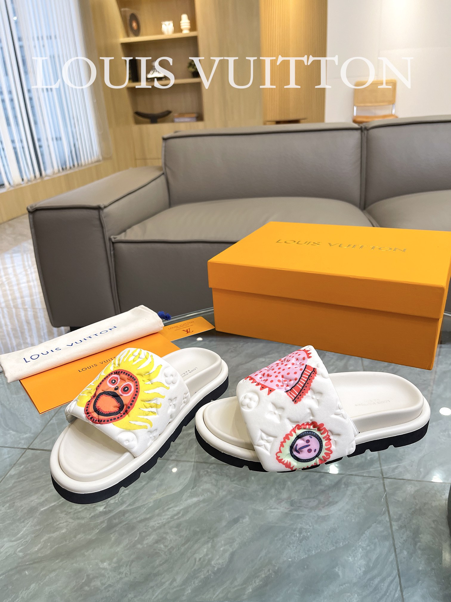 Louis Vuitton 2023 couple models embossed print