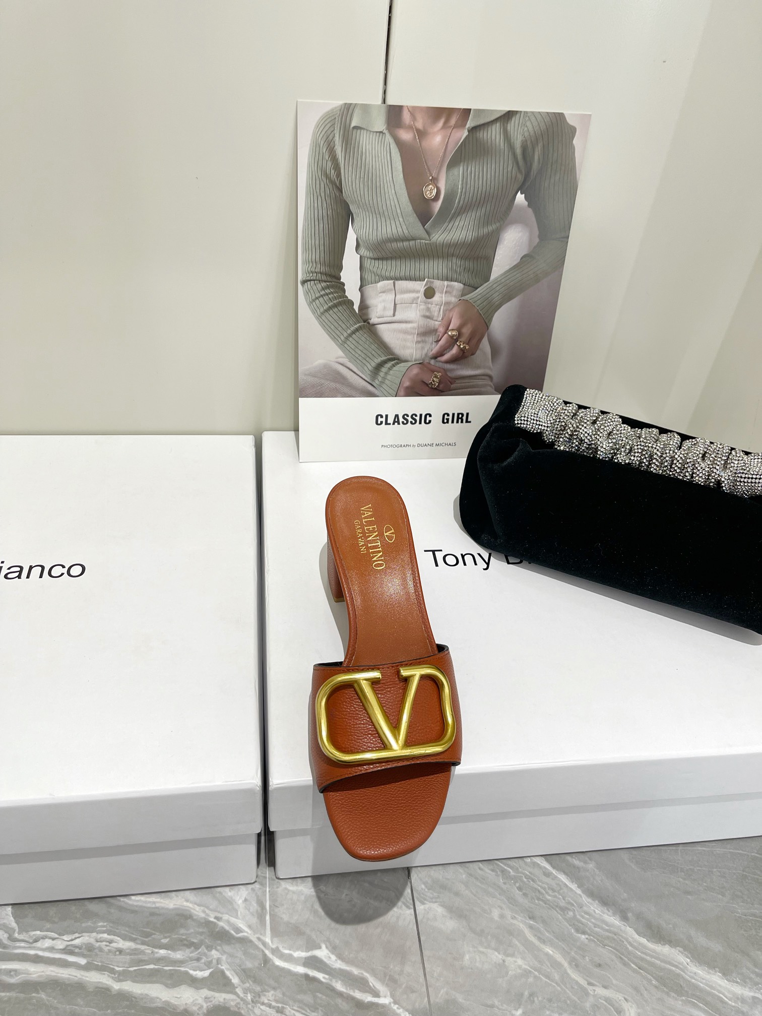 【Valentino】𝟐𝟎𝟐𝟏/𝐒𝐒 𝐧𝐞𝐰  Valentino 2022 / fw spring and summer new women's slippers