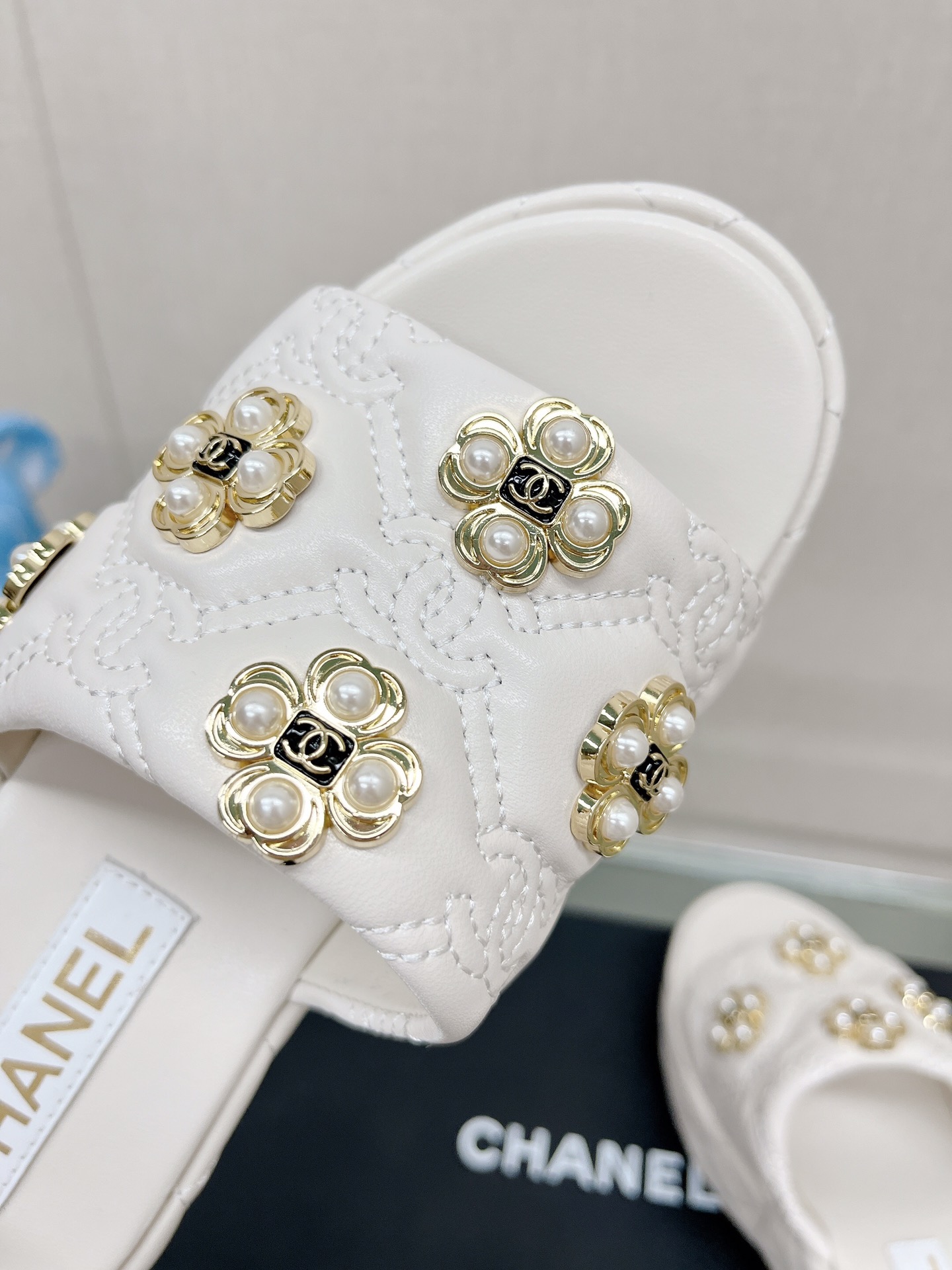 CHANEL water table thick bottom pearl flower slippers original rubber sole