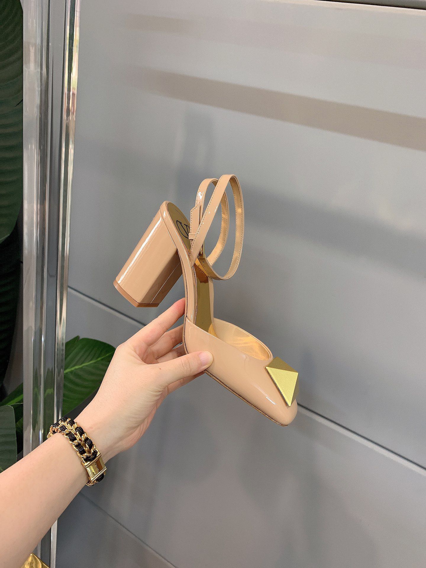 【Valentino】𝟐𝟎𝟐𝟏/𝐒𝐒 𝐧𝐞𝐰 VALENTINO 2022ss spring-summer new big studded high heelss still the classic studded collection