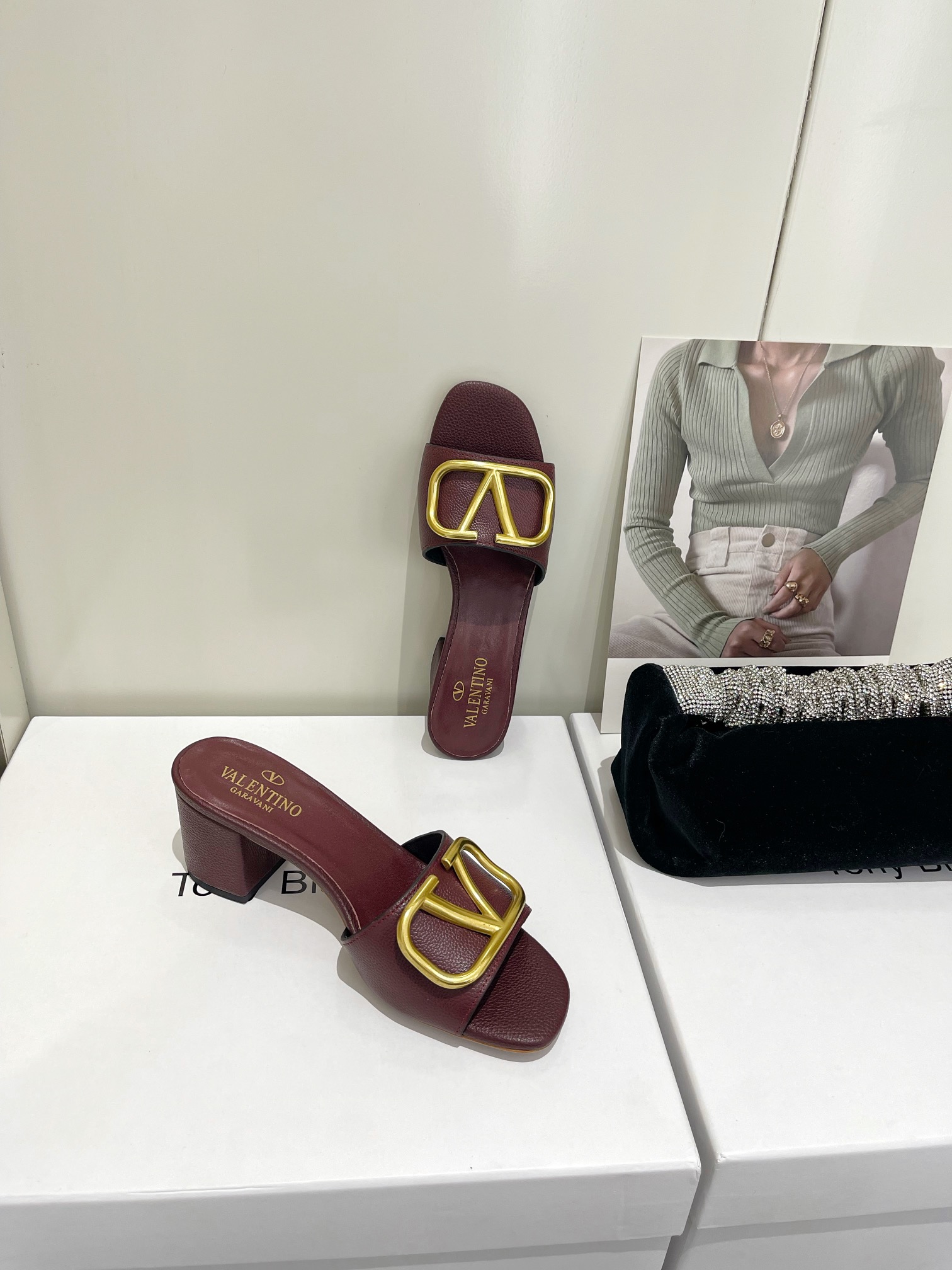 【Valentino】𝟐𝟎𝟐𝟏/𝐒𝐒 𝐧𝐞𝐰  Valentino 2022 / fw spring and summer new women's slippers