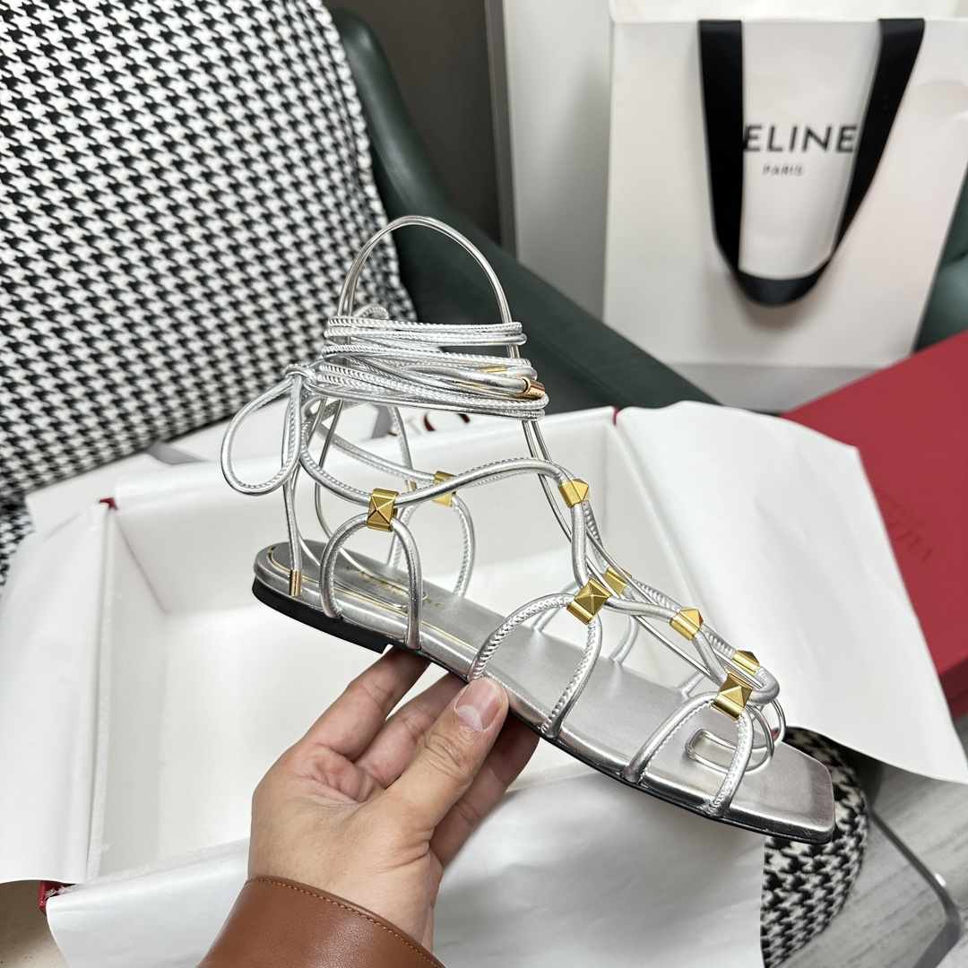 【Valentino】𝟐𝟎𝟐𝟏/𝐒𝐒 𝐧𝐞𝐰  Valentino's newest collection of Roman sandals with Italian printed leather soles