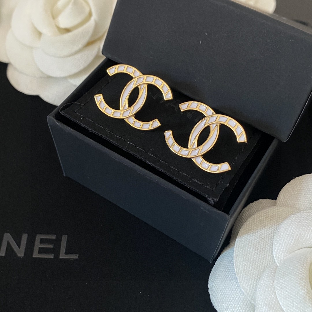 CHANEL🇫🇷Xiaoxiang medieval letter earrings