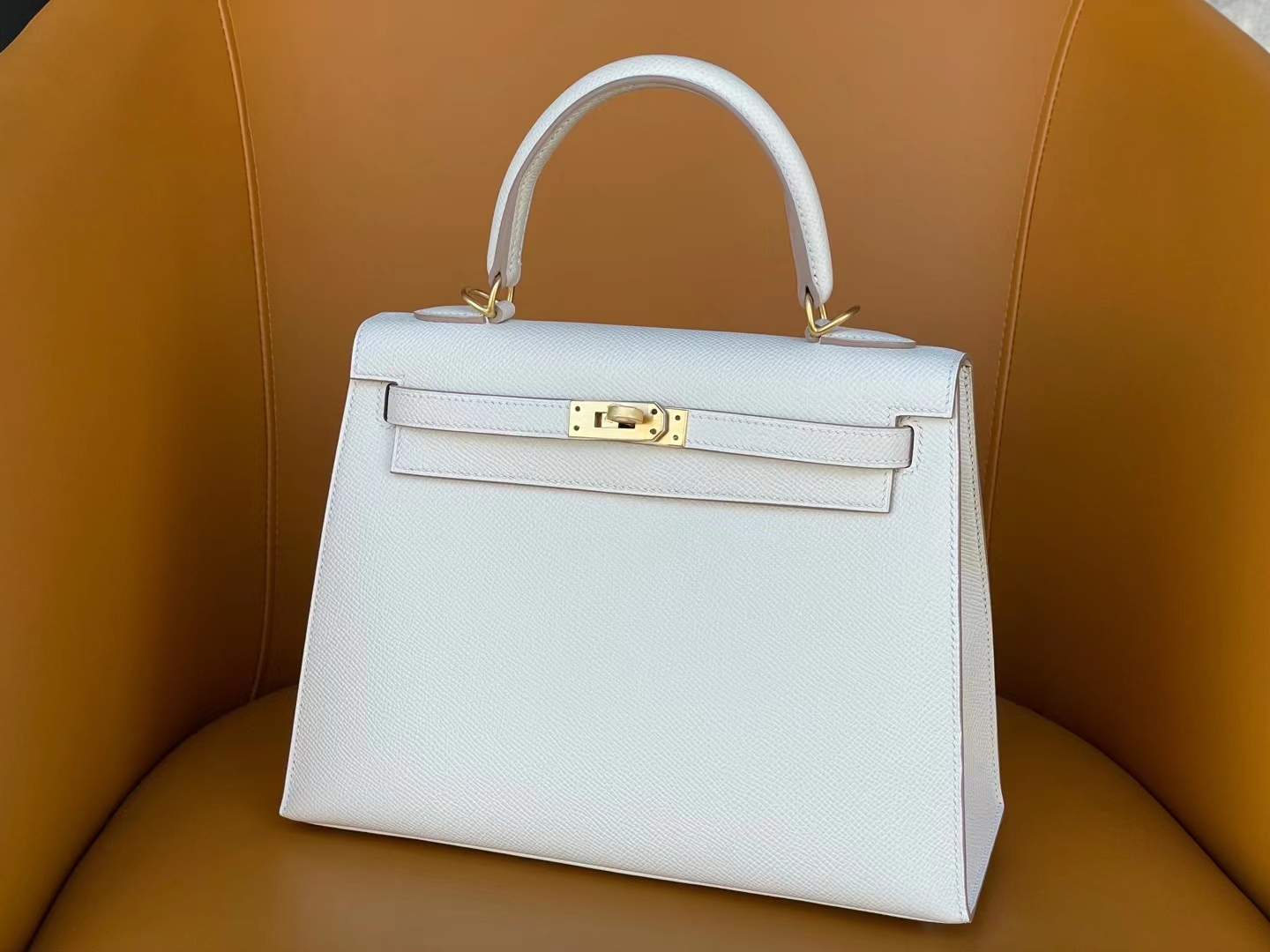 Kelly25 milkshake white epsom leather matte gold buckle