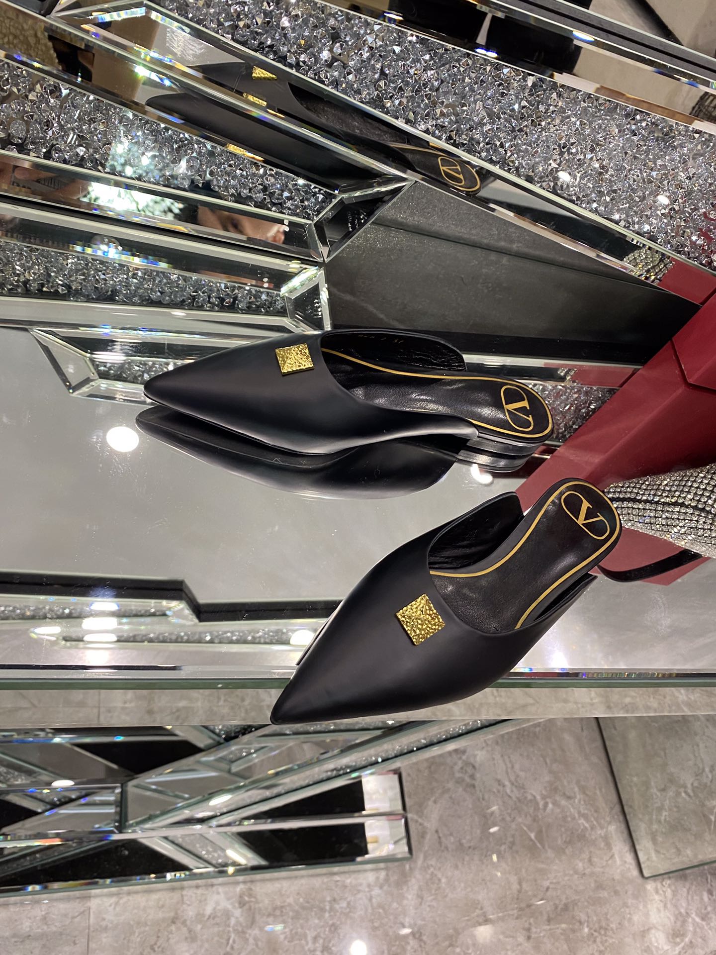 【Valentino】𝟐𝟎𝟐𝟏/𝐒𝐒 𝐧𝐞𝐰 The latest series of counter perfect details original matte open edge bead leather