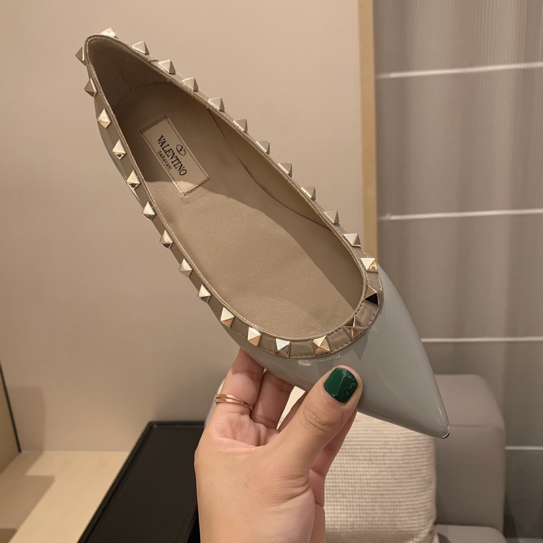 【Valentino】𝟐𝟎𝟐𝟏/𝐒𝐒 𝐧𝐞𝐰 Valentino studded flat shoes top version OEM level exclusive models