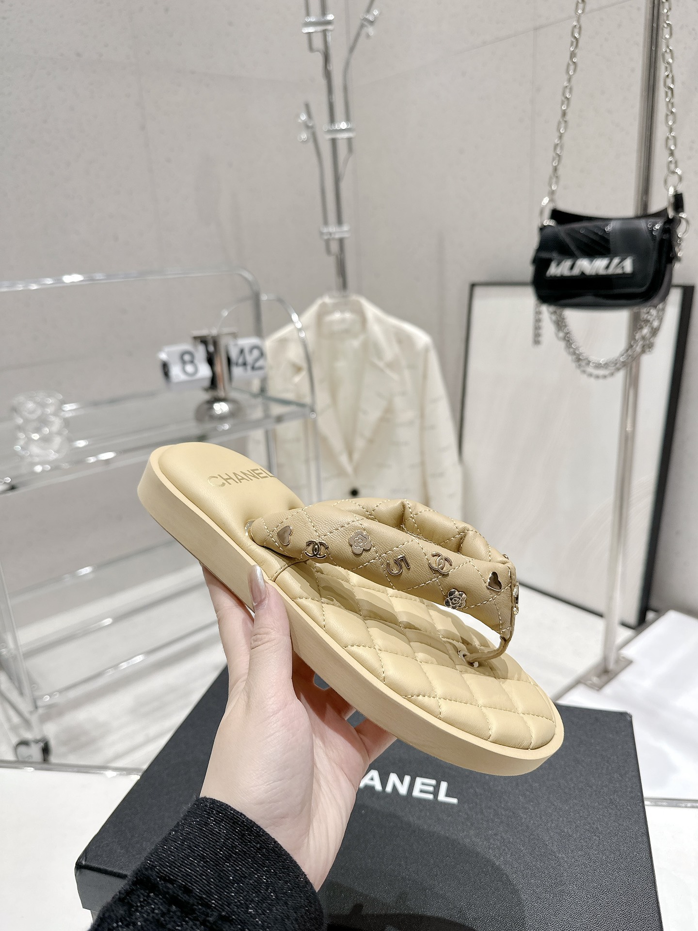 CHANEL summer new bread flip-flops clip toe flip-flops beach sandals
