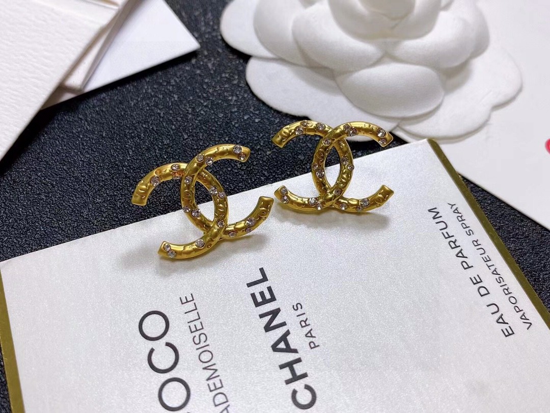 CHANEL🇫🇷Xiaoxiang medieval letter earrings