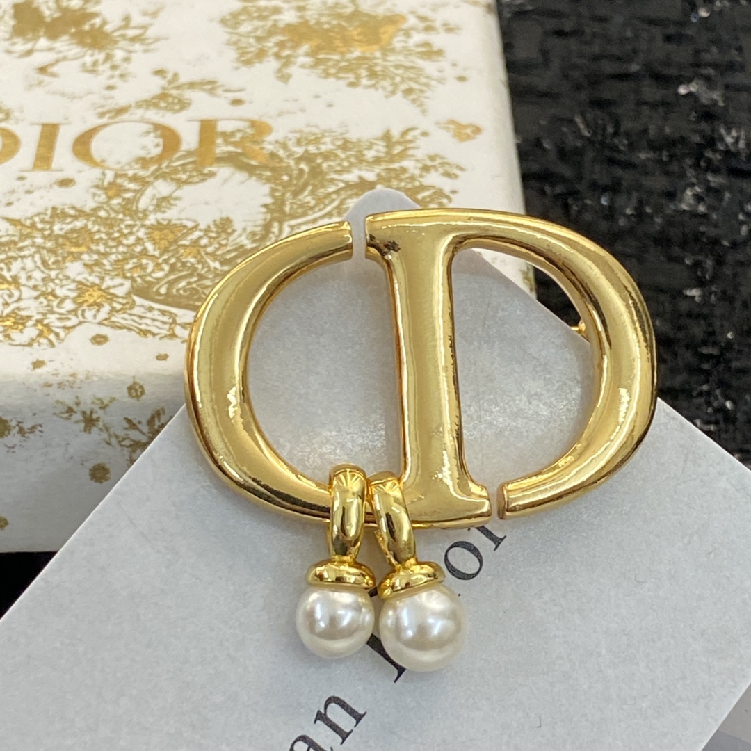 Dior CD brooch