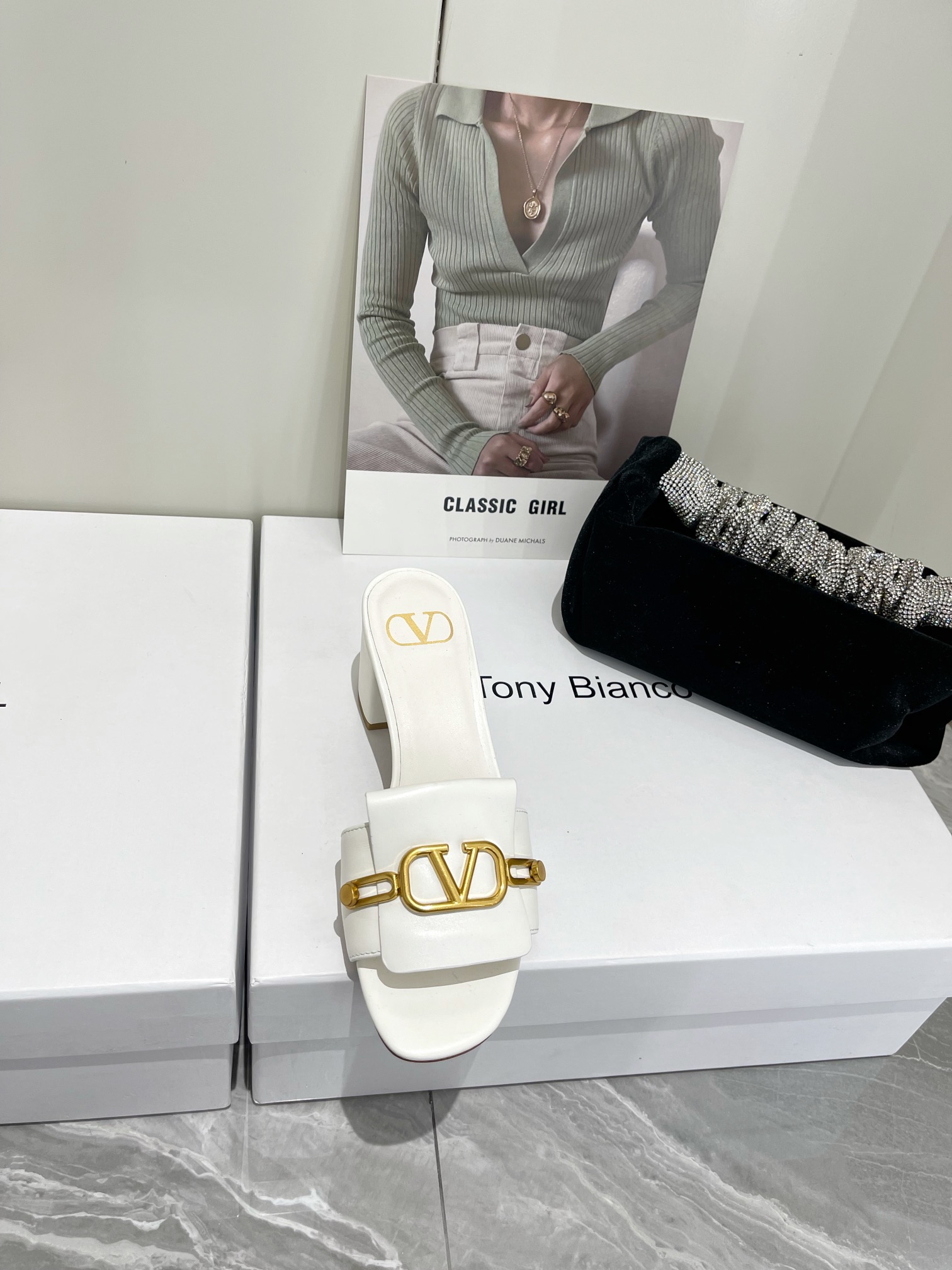 【Valentino】𝟐𝟎𝟐𝟏/𝐒𝐒 𝐧𝐞𝐰  Valentino 2022 / fw spring and summer new women's slippers