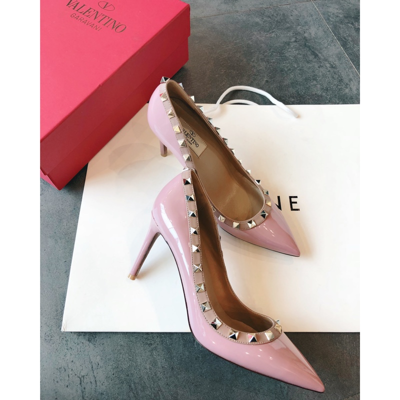 Valentino recommends this studded shoes once launched, the fashion It Girl starry-eyed pursuit