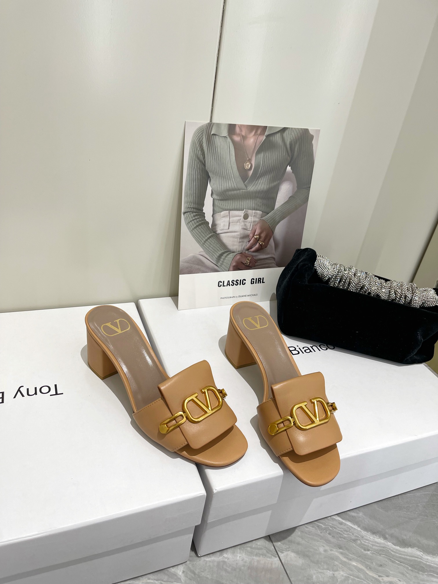 【Valentino】𝟐𝟎𝟐𝟏/𝐒𝐒 𝐧𝐞𝐰  Valentino 2022 / fw spring and summer new women's slippers