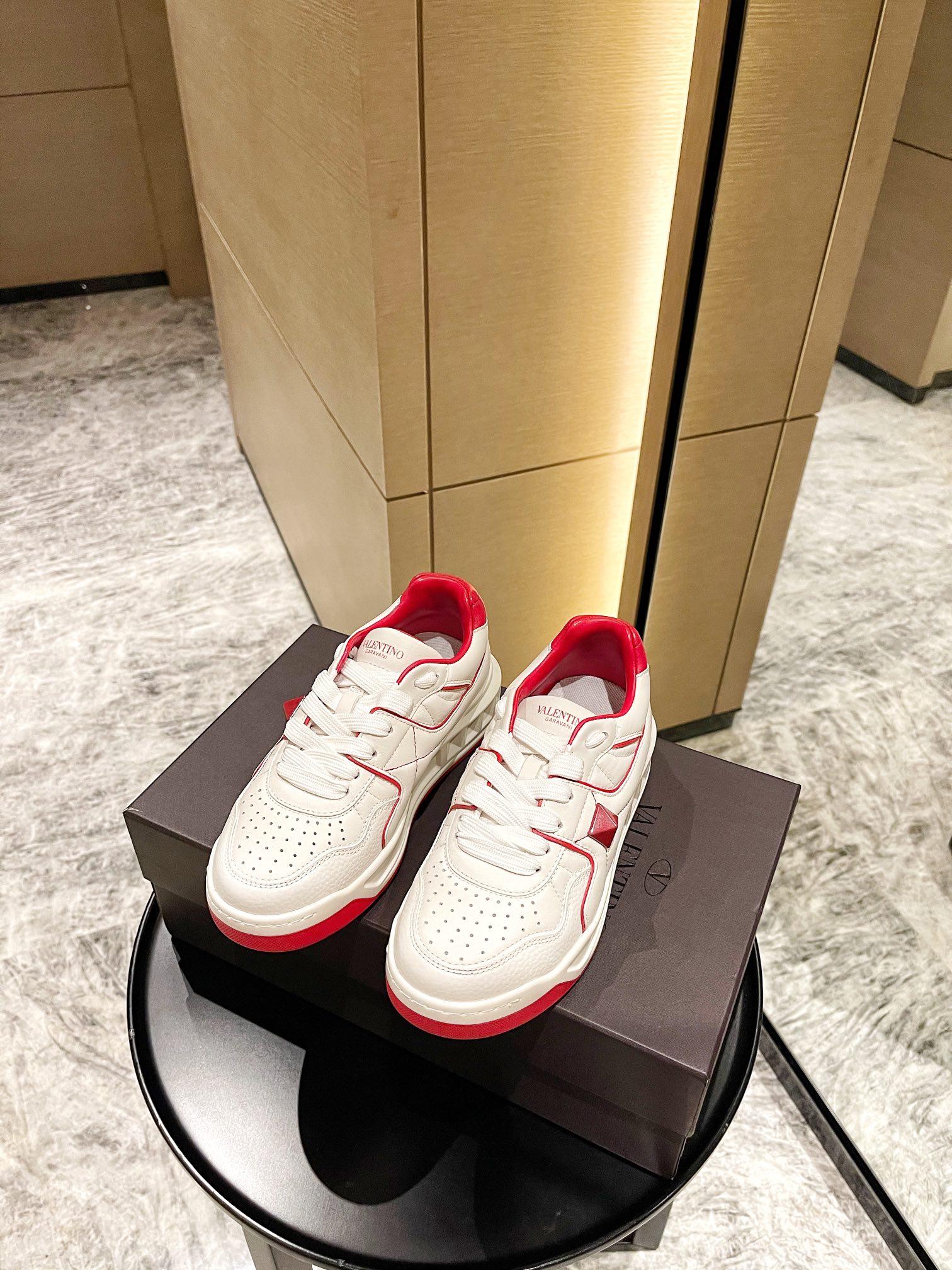 【Valentino】𝟐𝟎𝟐𝟏/𝐒𝐒 𝐧𝐞𝐰 Valentino 2021 fall and winter new one stud sneakers couples on the new