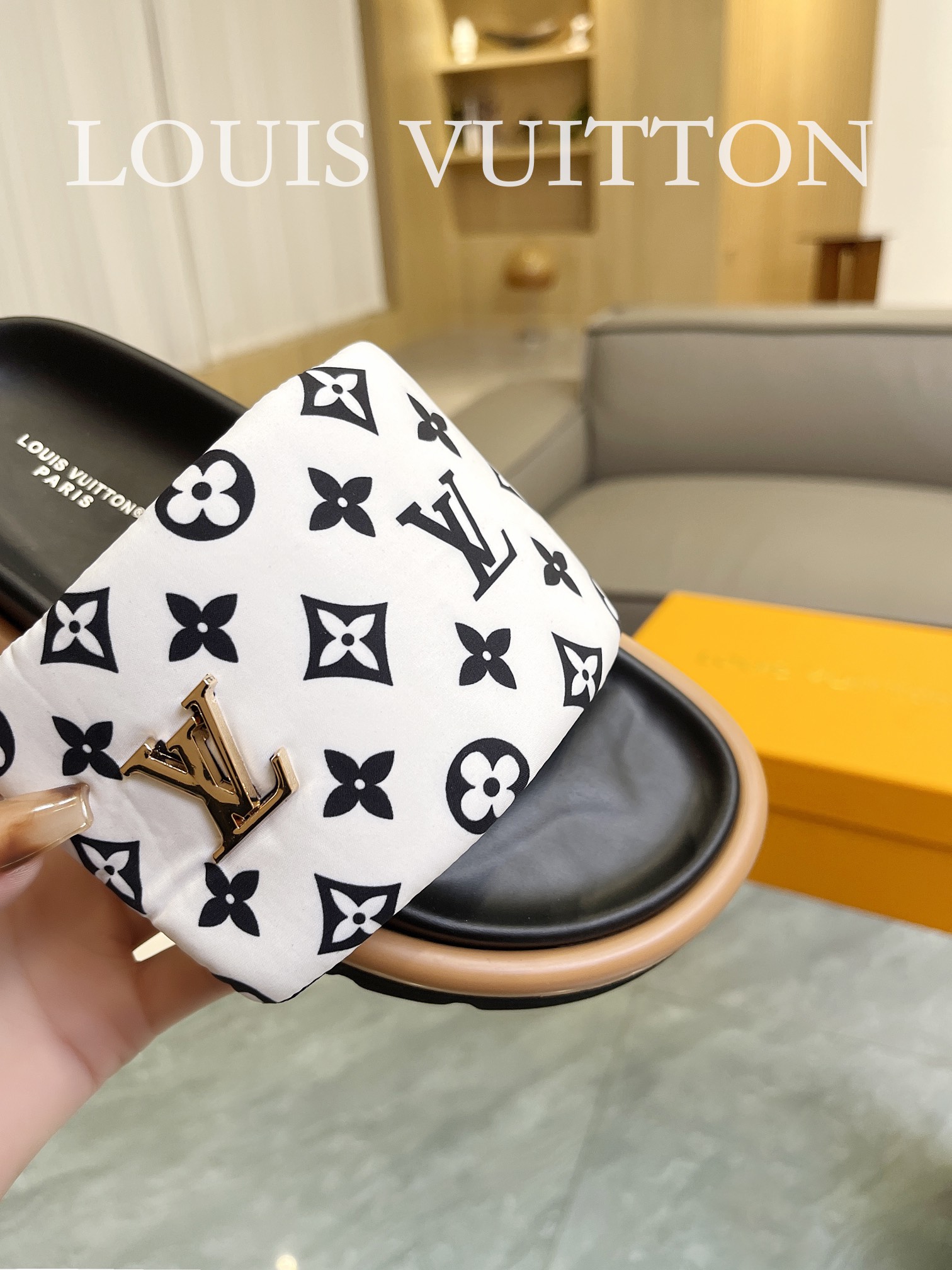 Louis Vuitton 2023 couple models embossed print