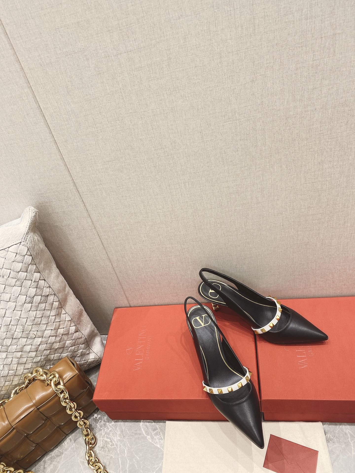 【Valentino】𝟐𝟎𝟐𝟏/𝐒𝐒 𝐧𝐞𝐰 Valentino Lambskin back lace-up heel with sculpted work