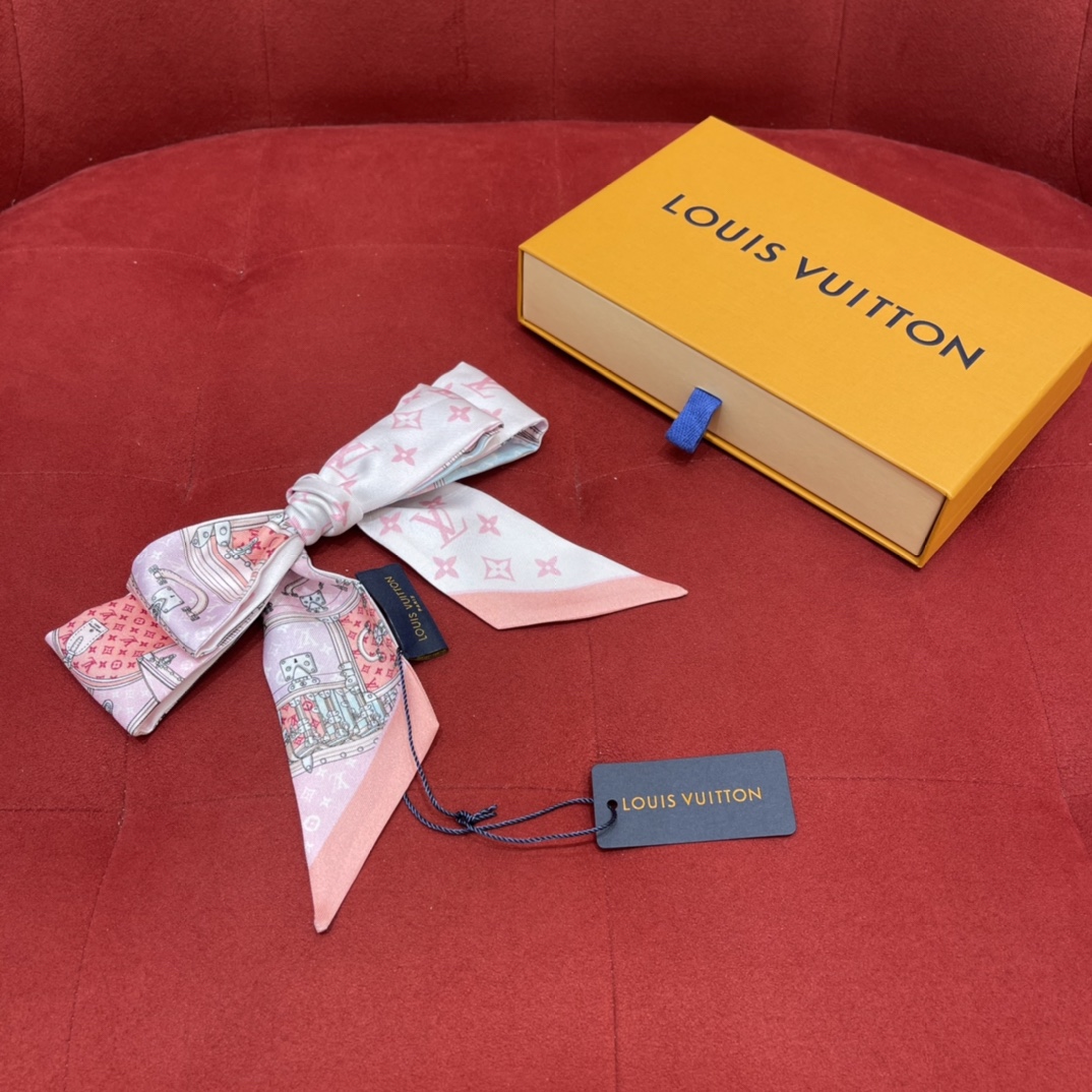 𝐋𝐨𝐮𝐢𝐬 𝐯𝐮𝐢𝐭𝐭𝐨𝐧 A classic silk scarf with a hard case and presbyopic elements