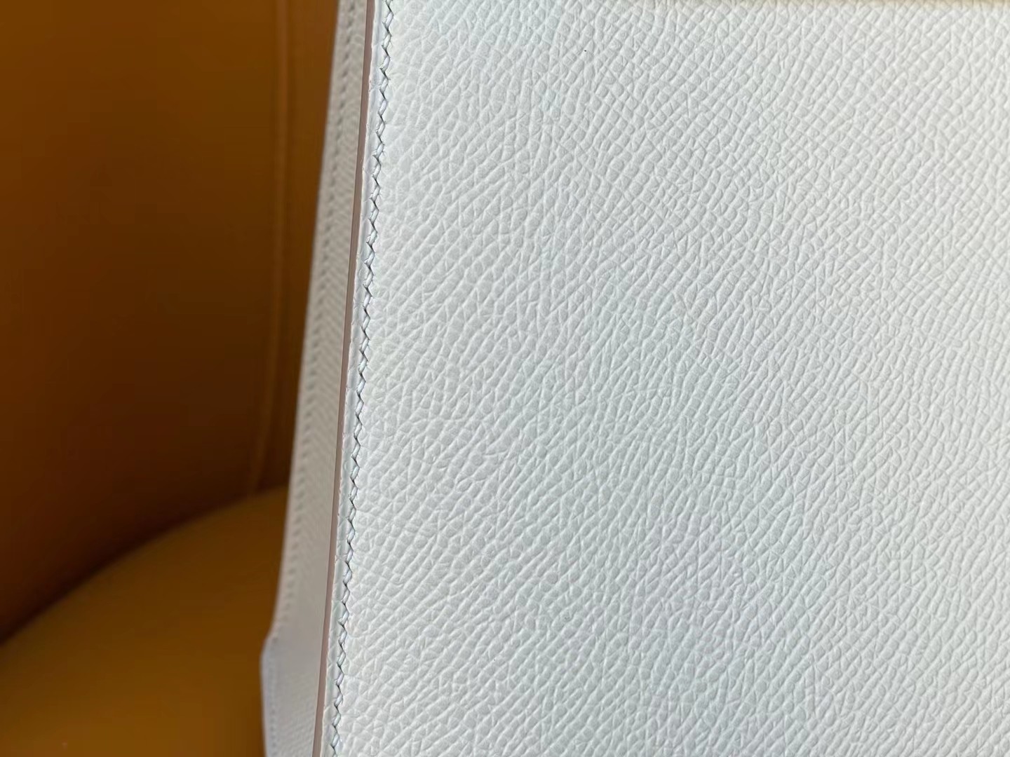 Kelly25 milkshake white epsom leather matte gold buckle