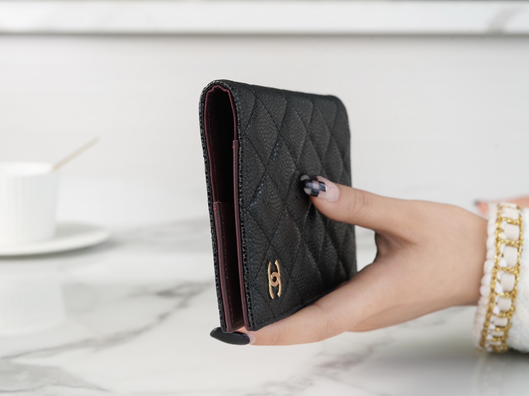 𝗖𝗛𝗔𝗘𝗡𝗟✦ Classic Passport Clip Caviar Grain Calfskin 🐂 Black Ball Gold