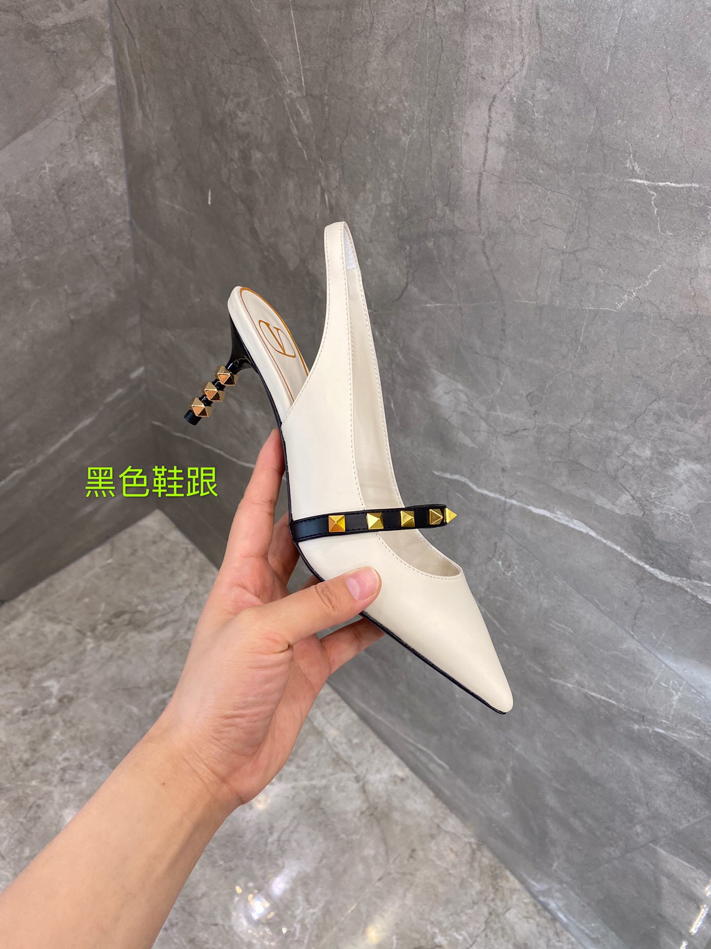 【Valentino】𝟐𝟎𝟐𝟏/𝐒𝐒 𝐧𝐞𝐰 The latest series of counter perfect details original matte open edge bead leather