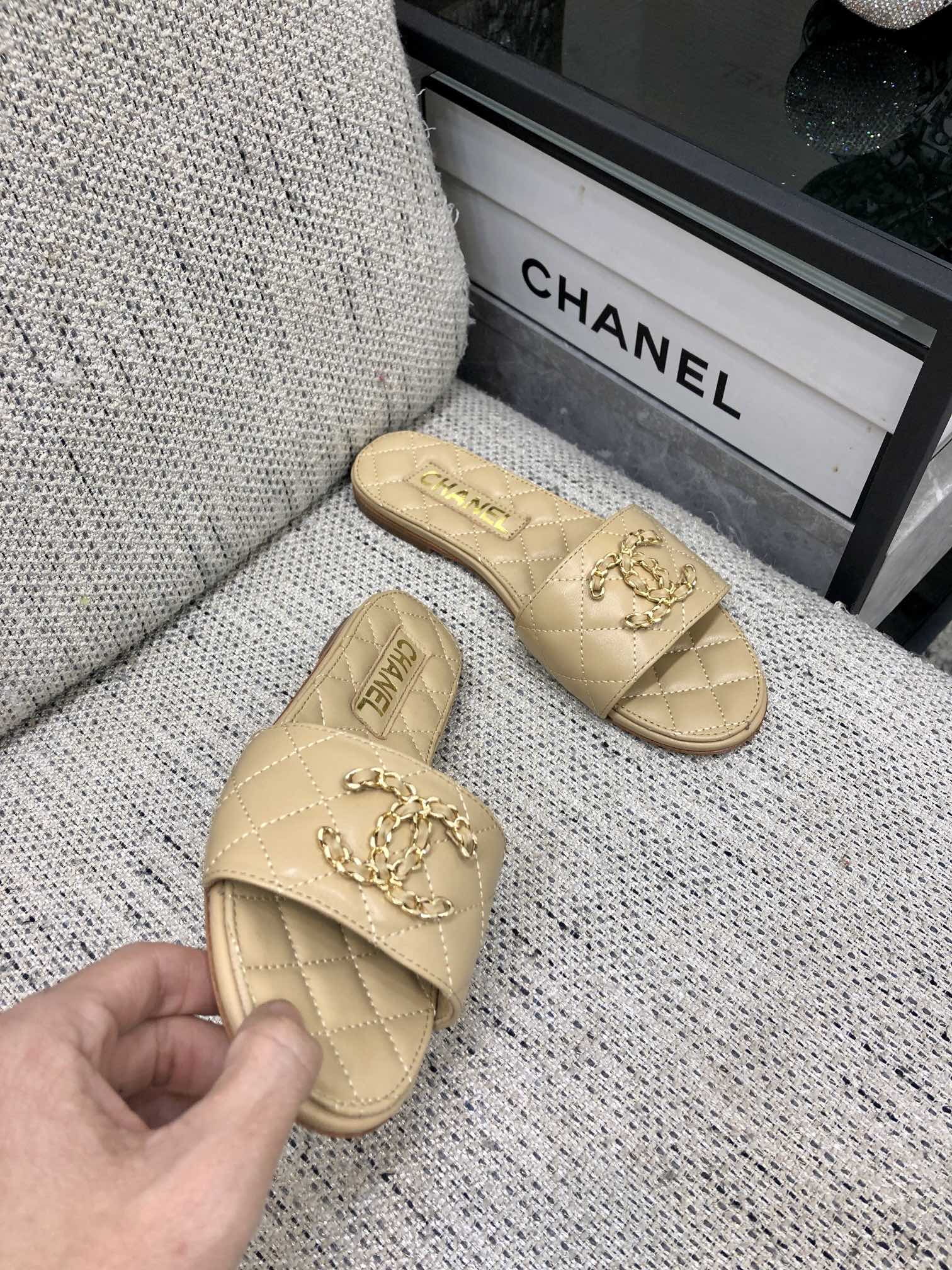 CHANEL 2023 spring and summer latest electric embroidery honey slippers Imported leather outsole