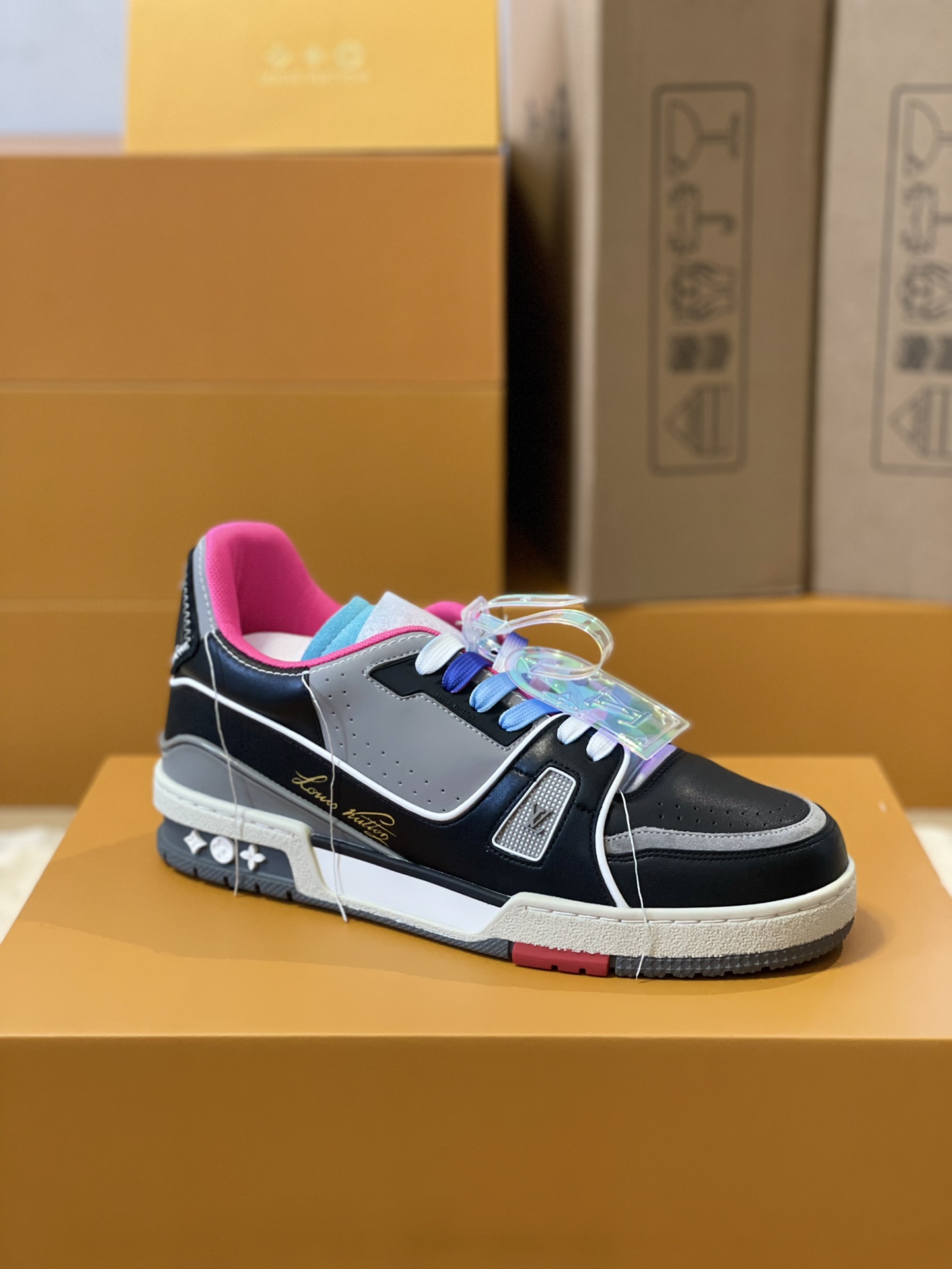 Louis Vuitton Trainer Men's Model 1A98UX