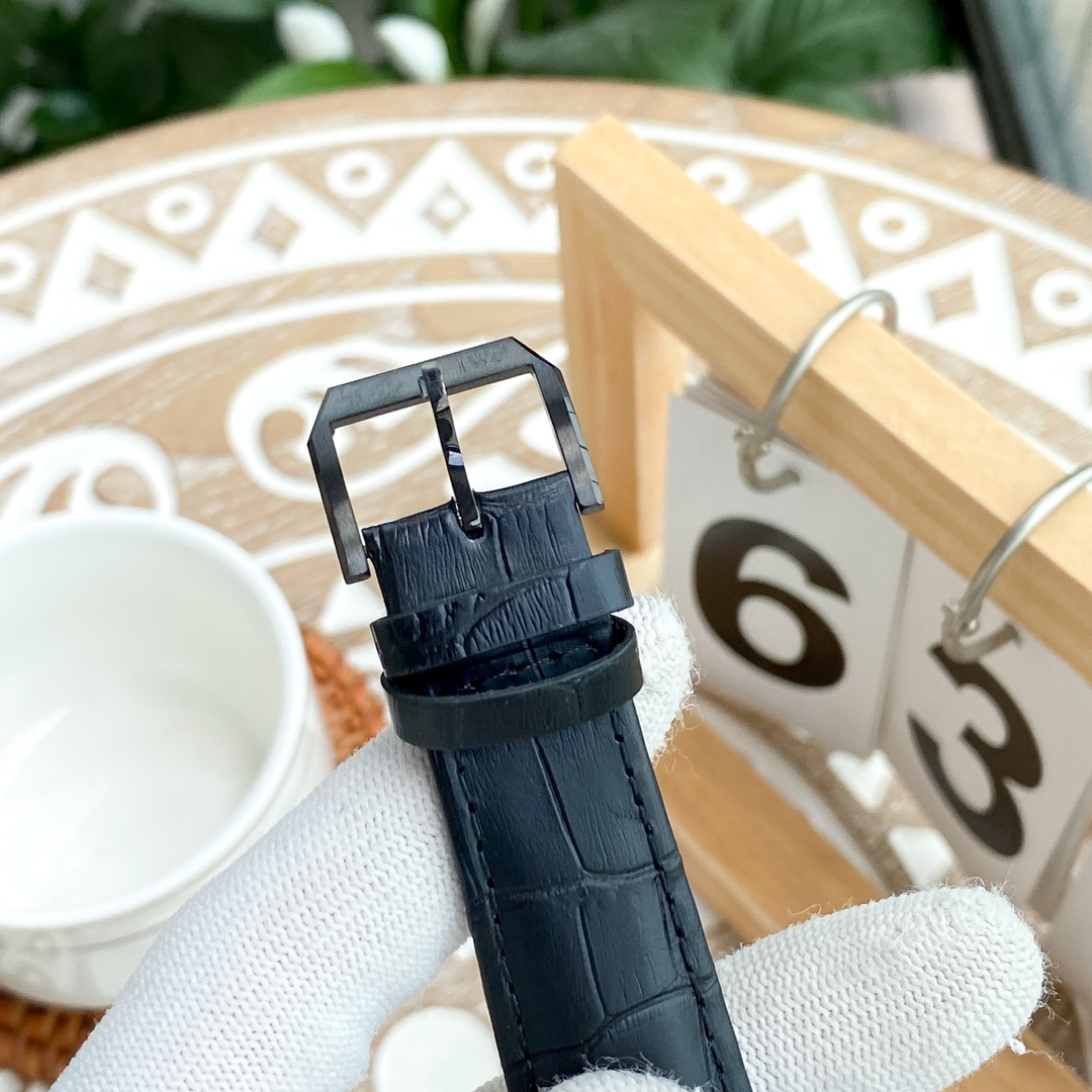 IWC- Fine men's watches Fully automatic mechanical movement, top 316 steel case and strap