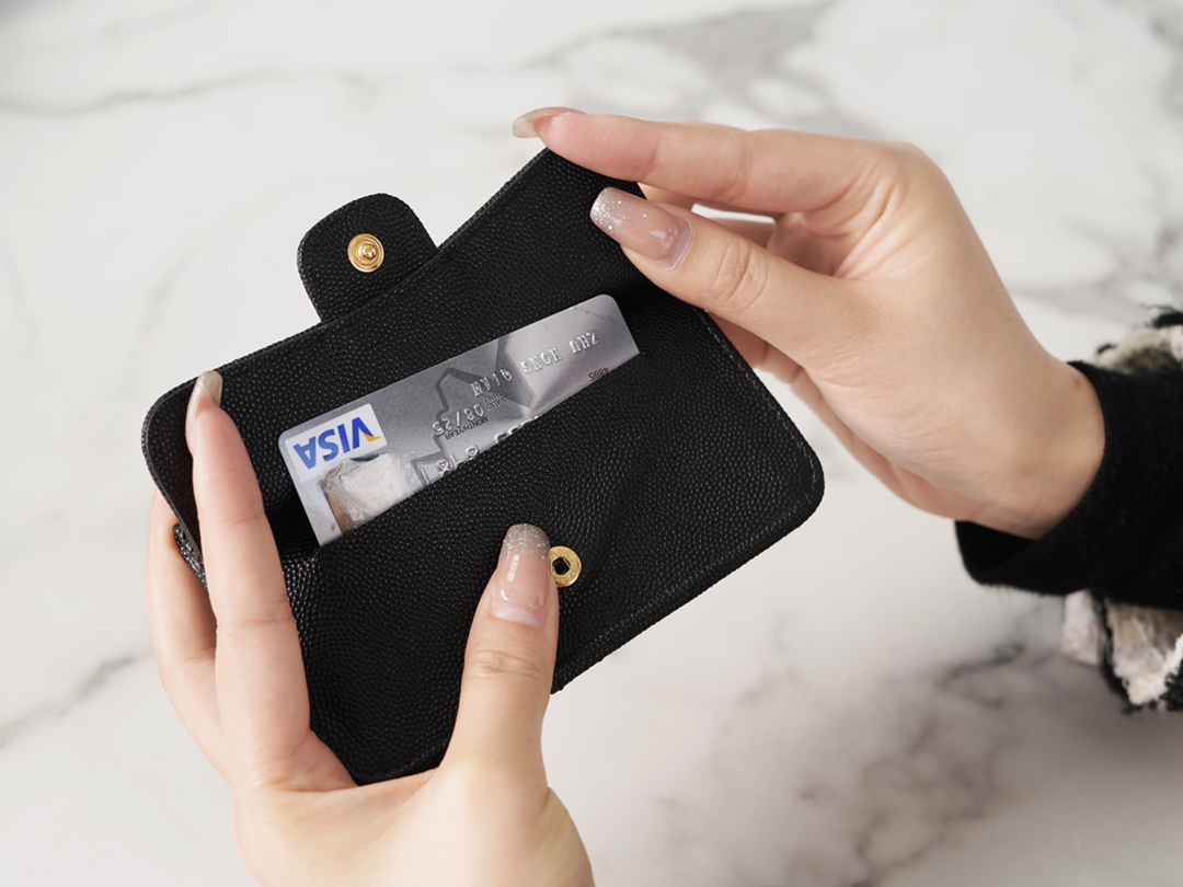 𝗖𝗛𝗔𝗘𝗡𝗟✦In exclusive channel special fine-grain embossed calfskin🐂 New for Spring/Summer 2020 | Zipper Coin Card Bag Black Gold🐂