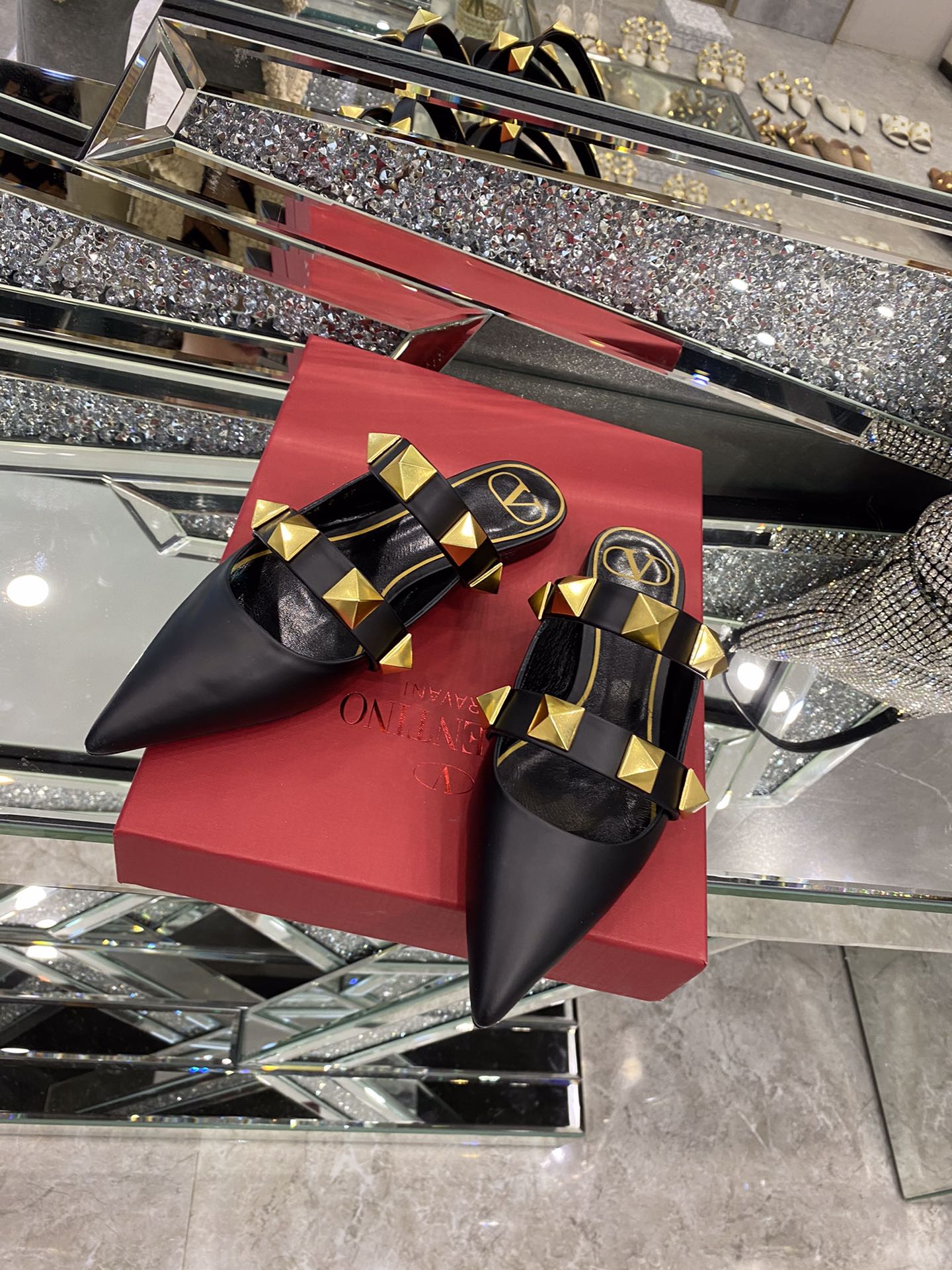 【Valentino】𝟐𝟎𝟐𝟏/𝐒𝐒 𝐧𝐞𝐰 The latest series of counter perfect details original matte open edge bead leather