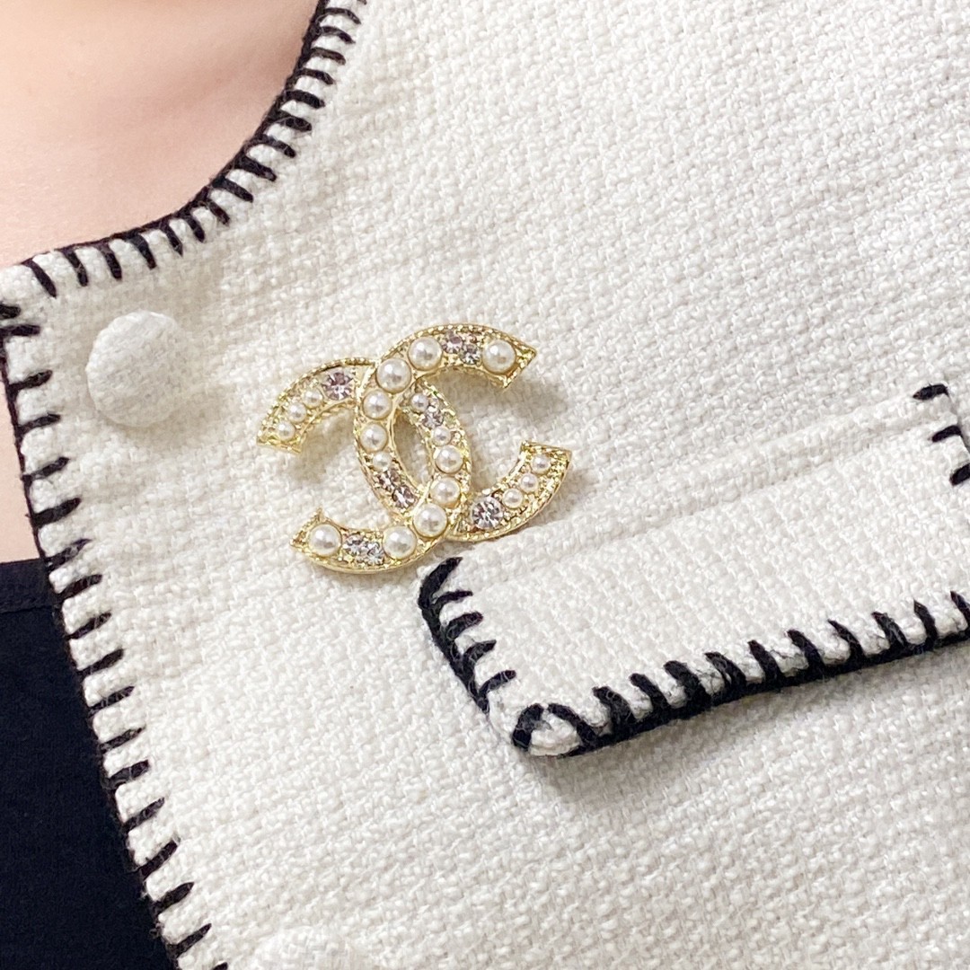 CHANEL🇫🇷Chanel diamond and pearl with Chanel brooch