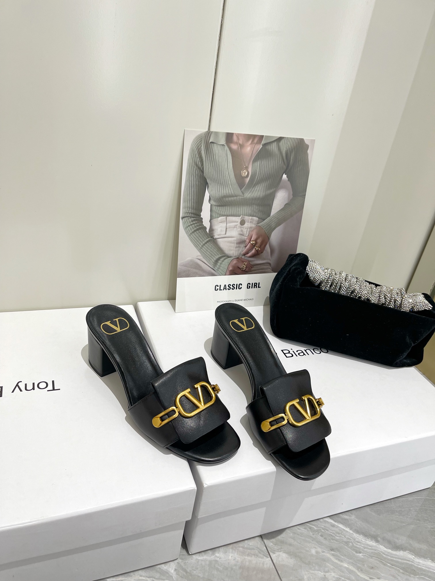 【Valentino】𝟐𝟎𝟐𝟏/𝐒𝐒 𝐧𝐞𝐰  Valentino 2022 / fw spring and summer new women's slippers