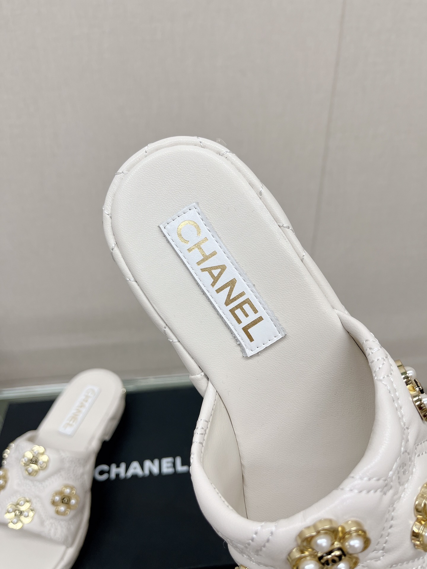 CHANEL water table thick bottom pearl flower slippers original rubber sole
