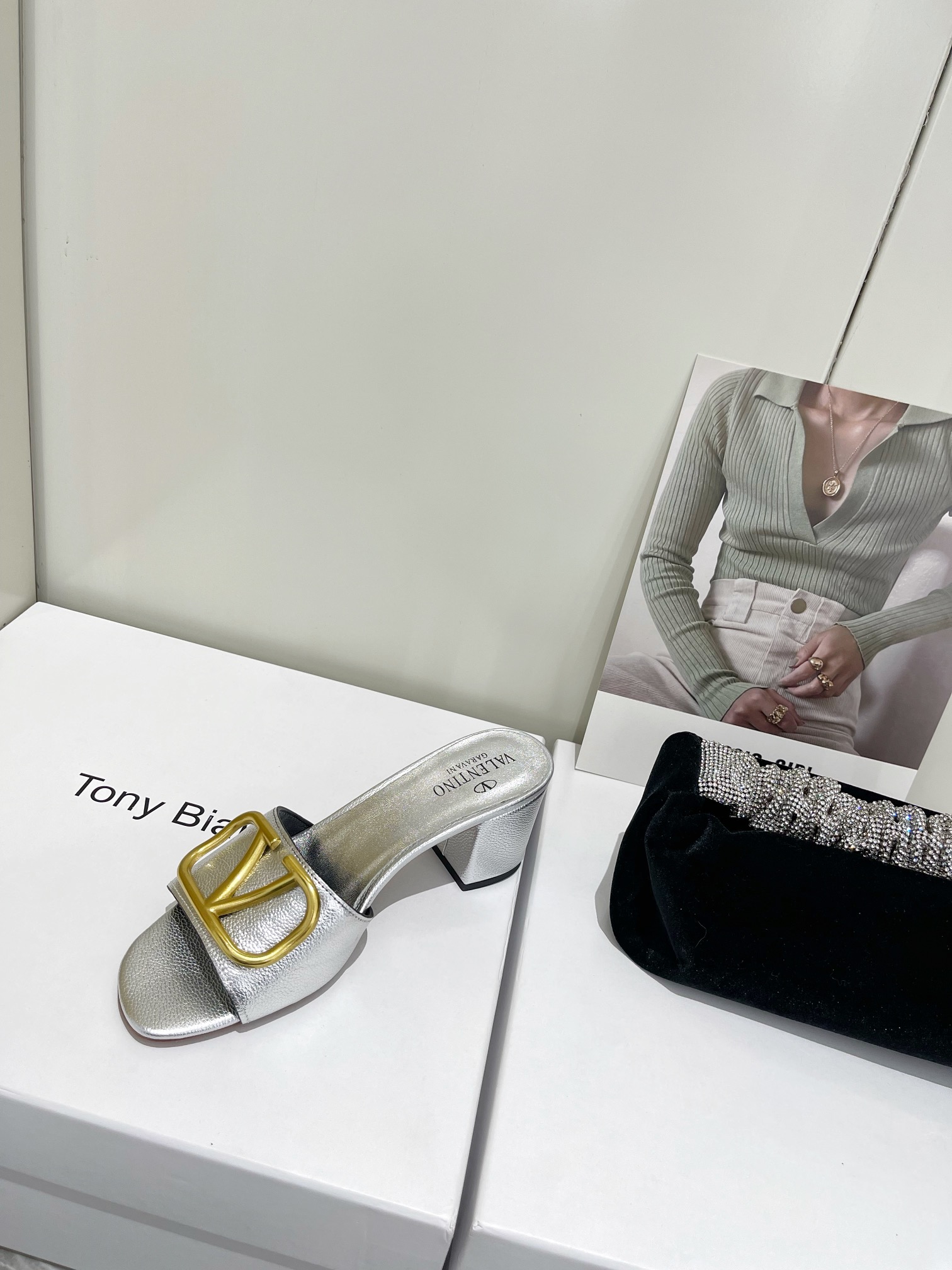 【Valentino】𝟐𝟎𝟐𝟏/𝐒𝐒 𝐧𝐞𝐰  Valentino 2022 / fw spring and summer new women's slippers