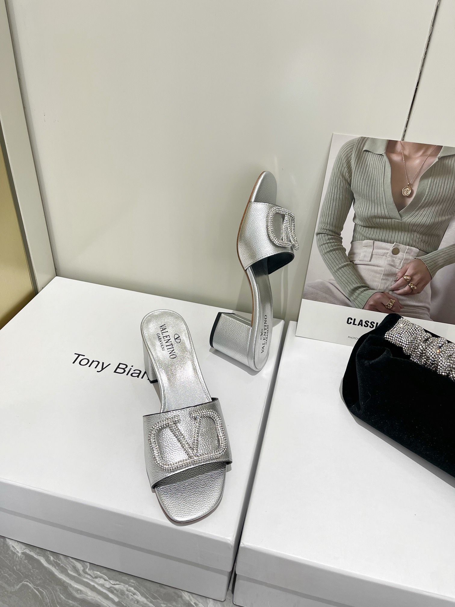 【Valentino】𝟐𝟎𝟐𝟏/𝐒𝐒 𝐧𝐞𝐰  Valentino 2022 / fw spring and summer new women's slippers