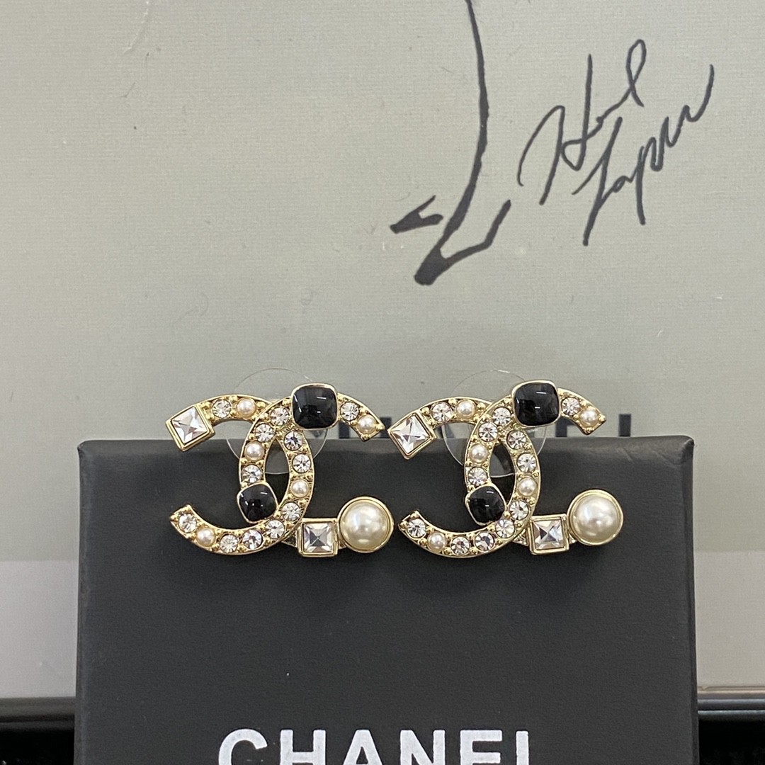CHANEL🇫🇷Xiaoxiang Swarovski Pearl Diamond Alphabet Stud Earrings