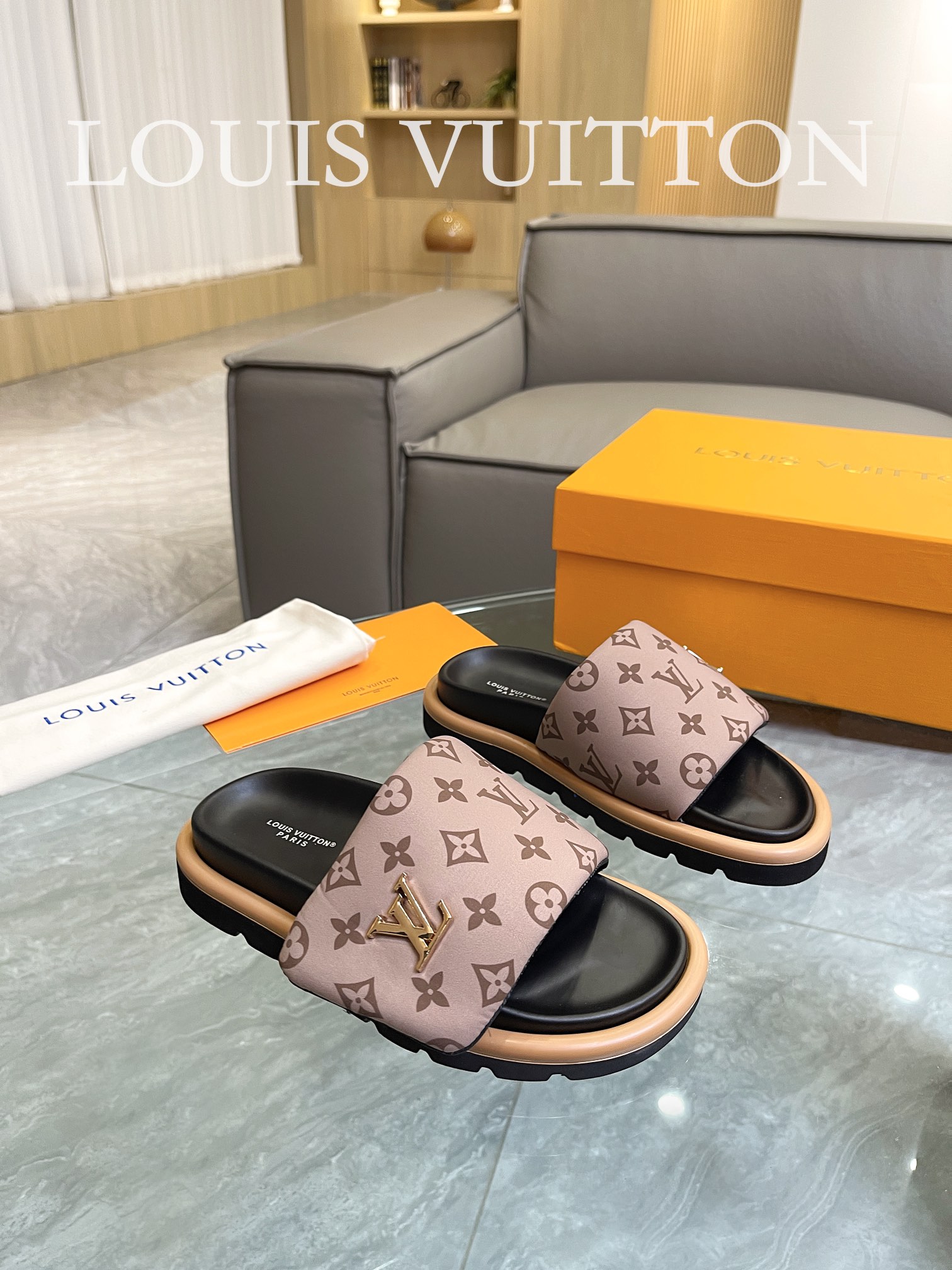 Louis Vuitton 2023 couple models embossed print