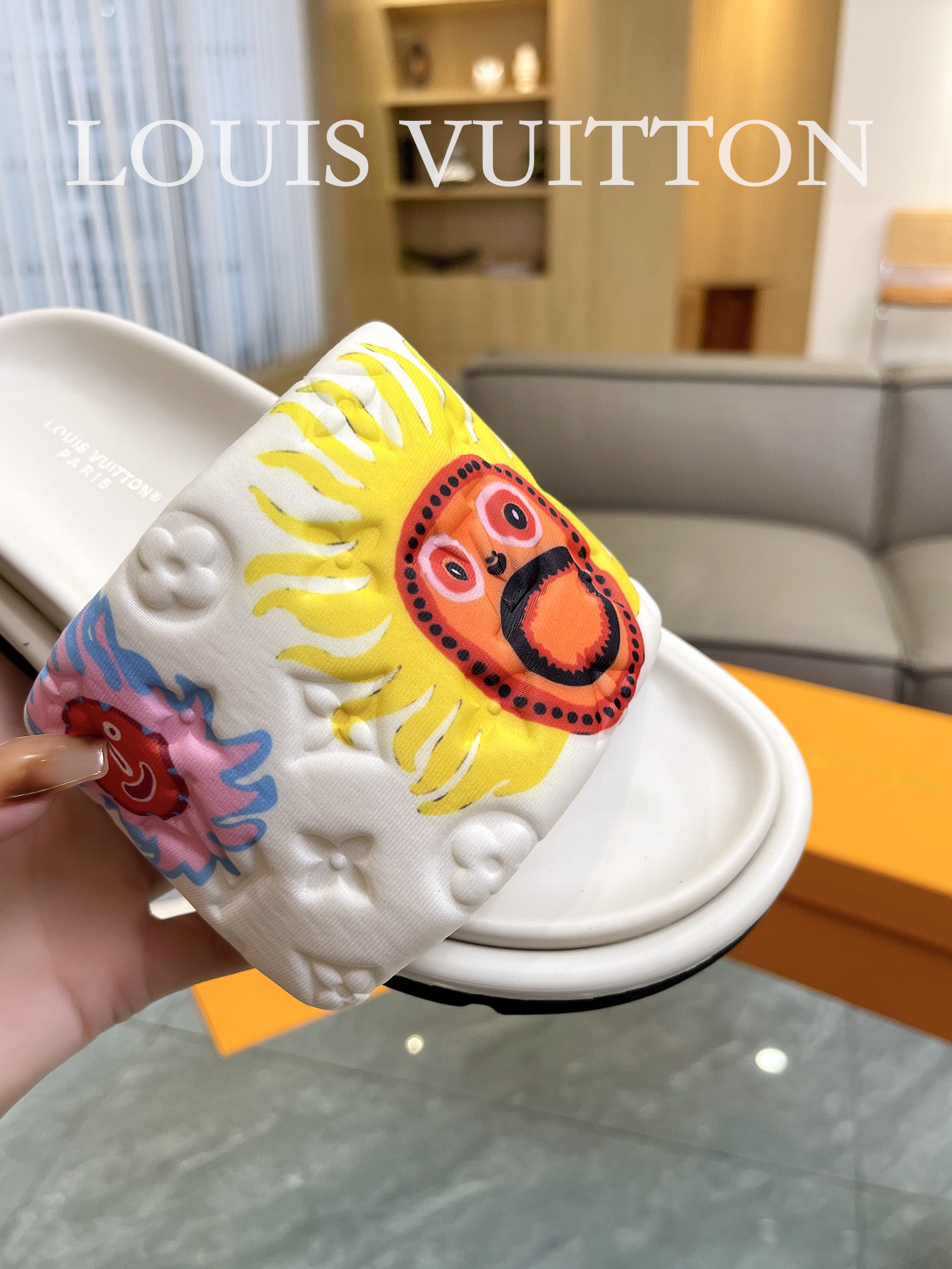 Louis Vuitton 2023 couple models embossed print