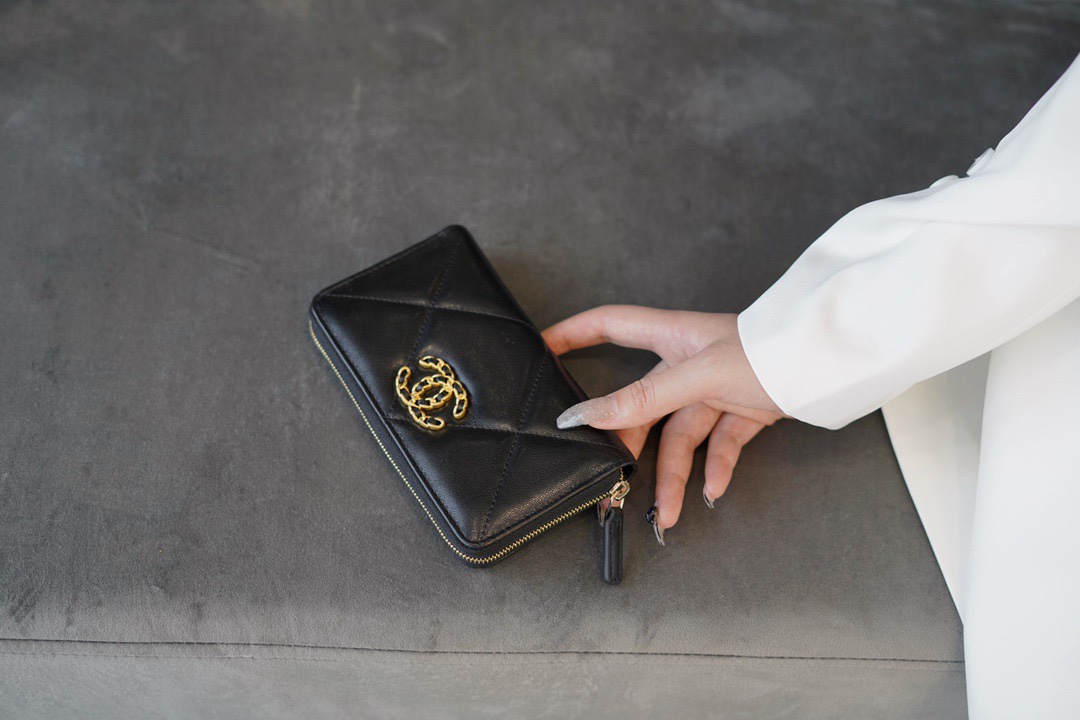 𝗖𝗛𝗔𝗘𝗡𝗟✦In goatskin leather🐐 Series 19 Zip Wallet Black Gold