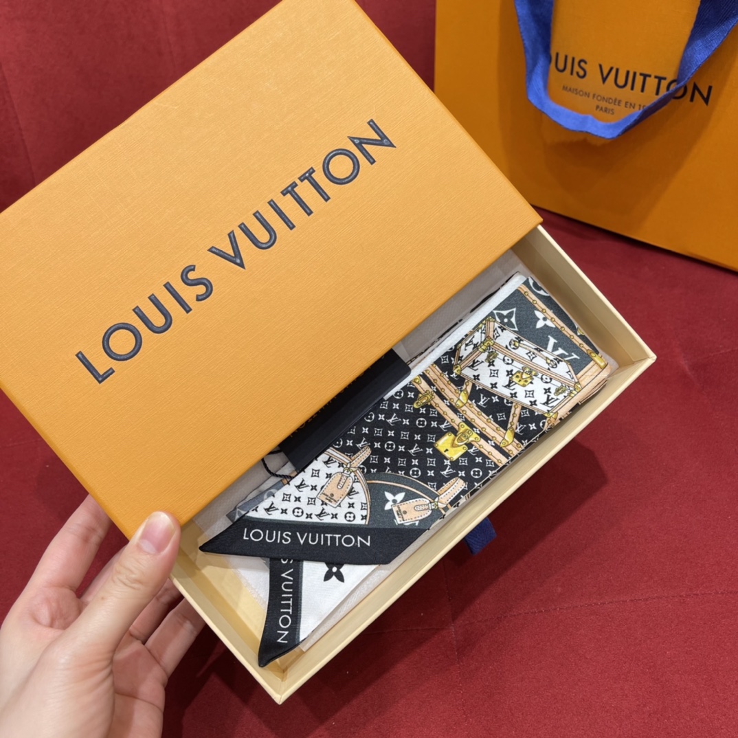 𝐋𝐨𝐮𝐢𝐬 𝐯𝐮𝐢𝐭𝐭𝐨𝐧 A classic silk scarf with a hard case and presbyopic elements