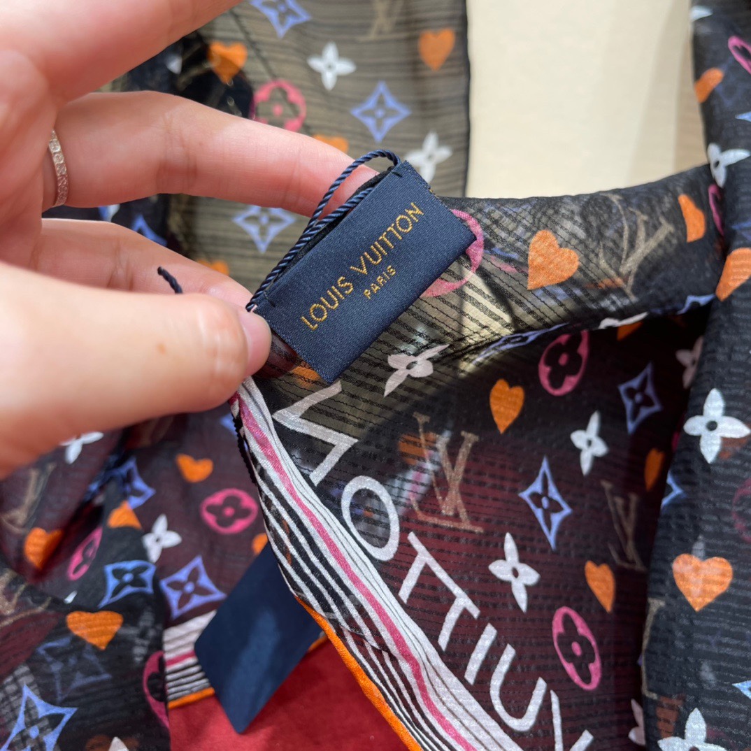 𝐋𝐨𝐮𝐢𝐬 𝐯𝐮𝐢𝐭𝐭𝐨𝐧 A scarf with classic presbyopic elements