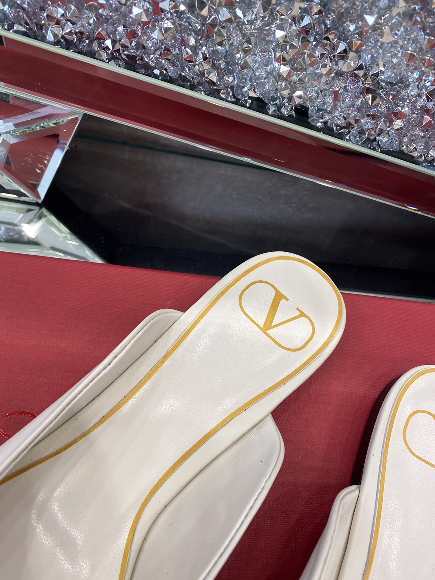 【Valentino】𝟐𝟎𝟐𝟏/𝐒𝐒 𝐧𝐞𝐰 The latest series of counter perfect details original matte open edge bead leather