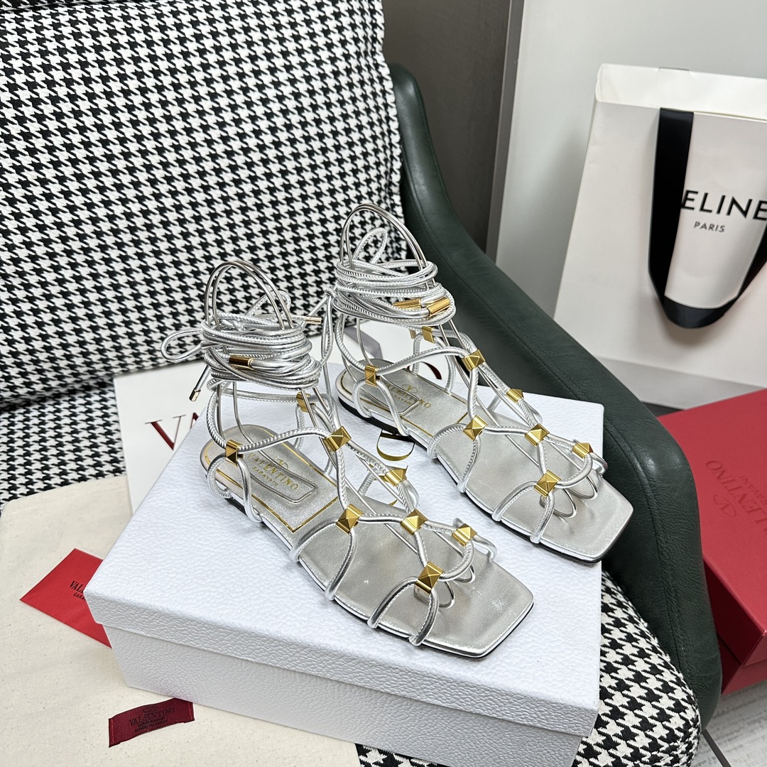 【Valentino】𝟐𝟎𝟐𝟏/𝐒𝐒 𝐧𝐞𝐰  Valentino's newest collection of Roman sandals with Italian printed leather soles