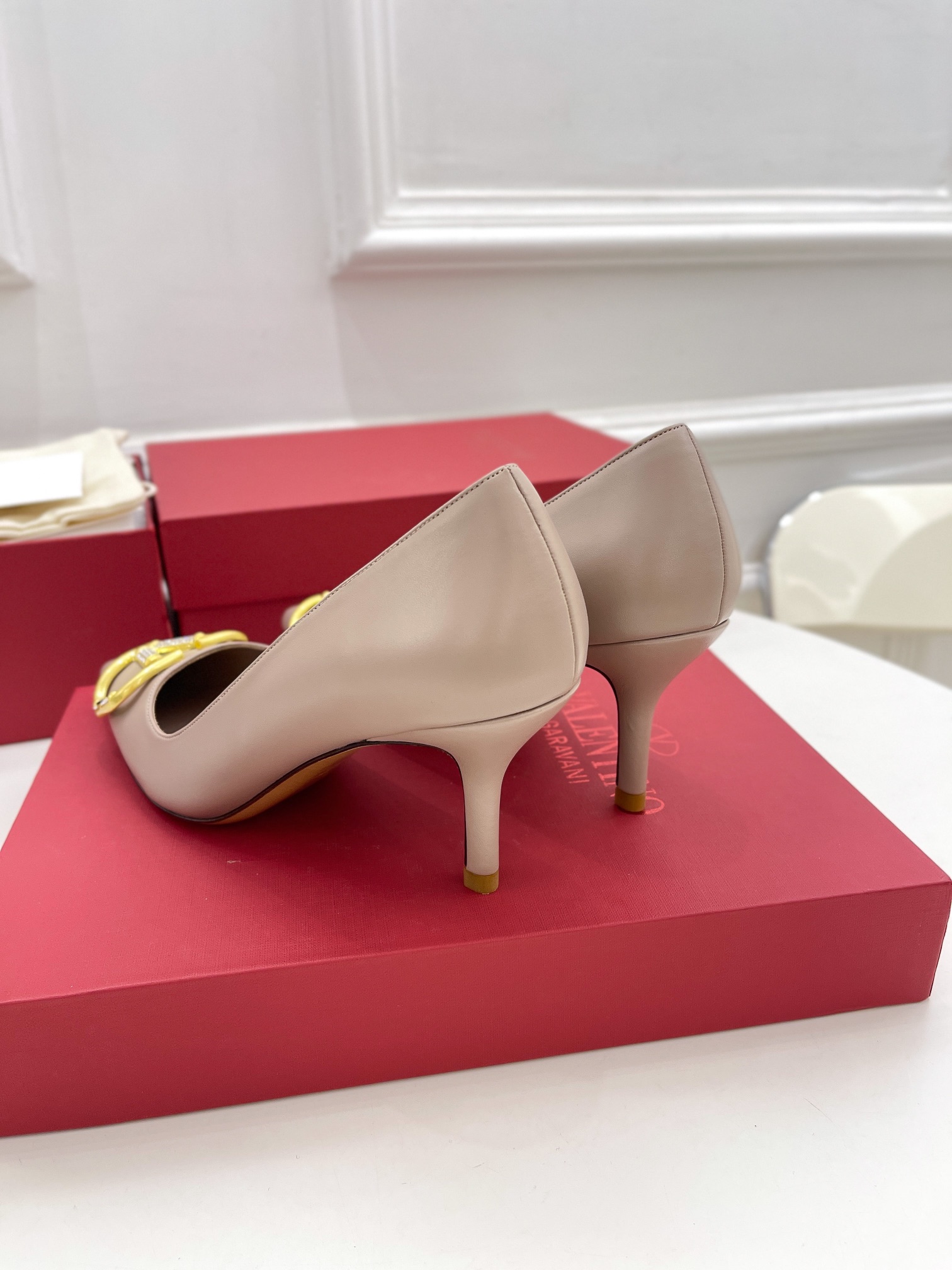 【Valentino】𝟐𝟎𝟐𝟏/𝐒𝐒 𝐧𝐞𝐰 Valentino 2022 spring and summer new large V diamond buckle high heels on the new