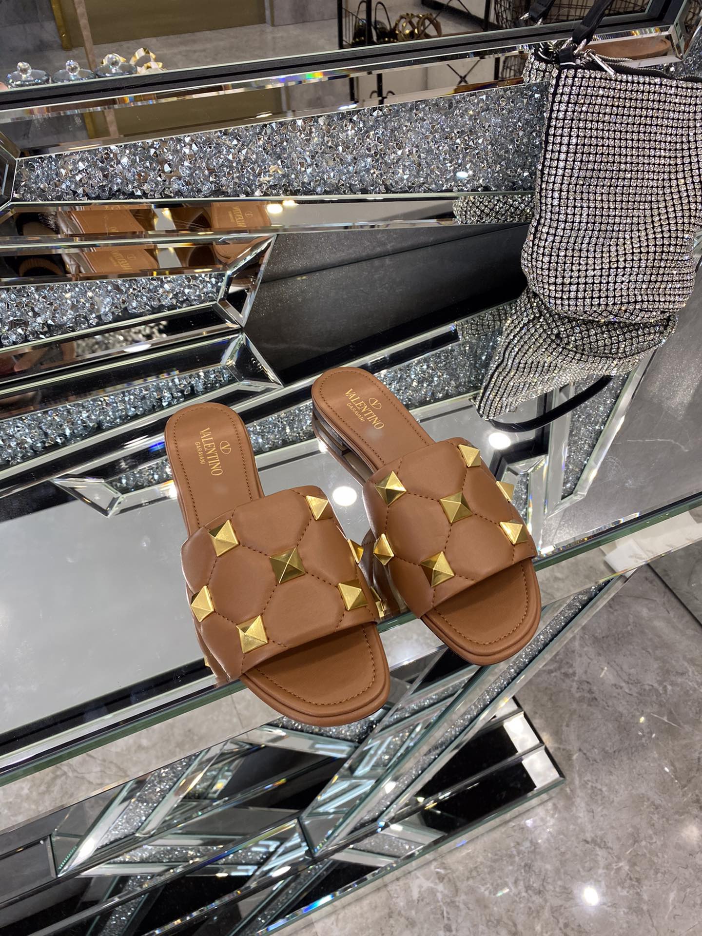 【Valentino】𝟐𝟎𝟐𝟏/𝐒𝐒 𝐧𝐞𝐰 The latest counter series, perfect details, very bright show series launched