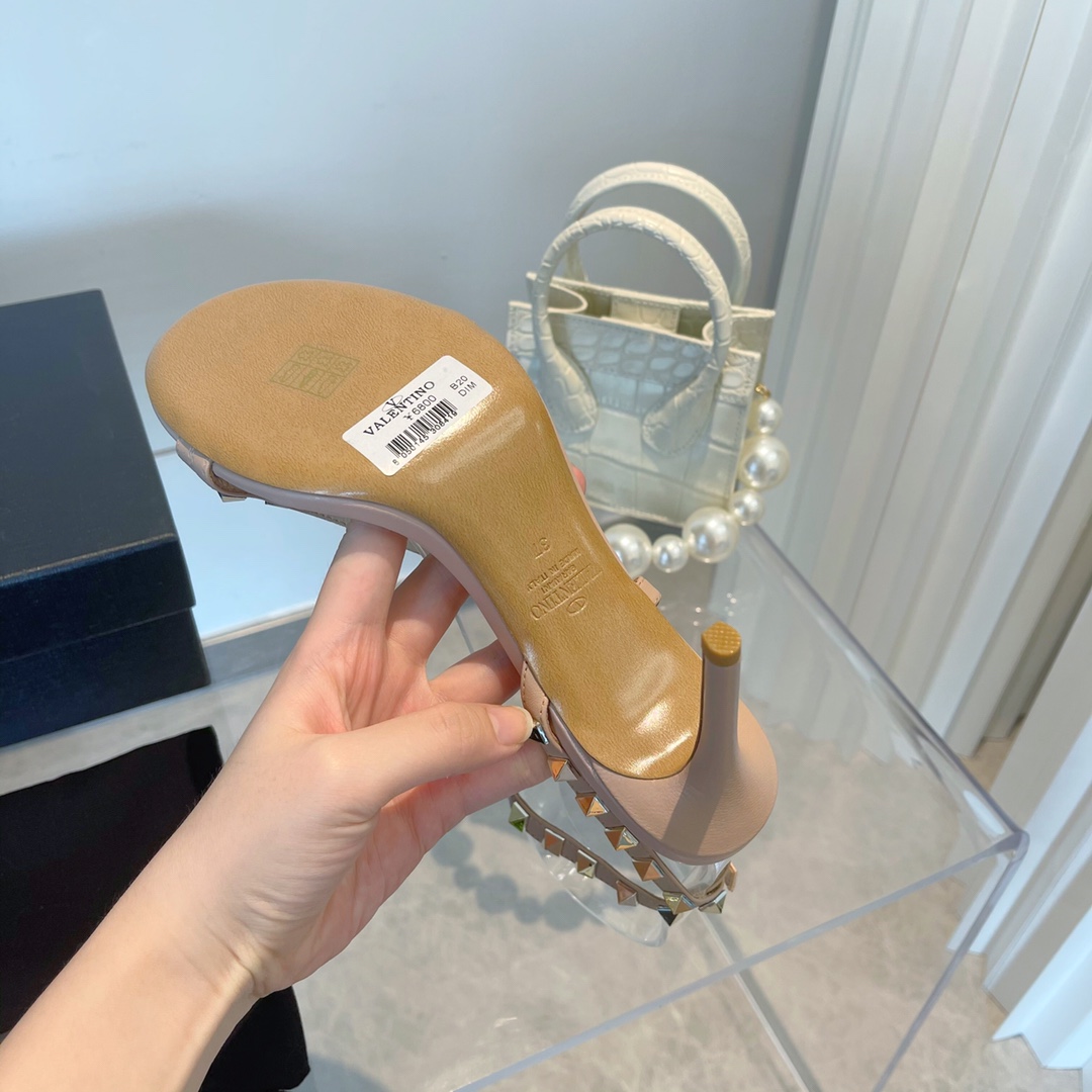 【Valentino】𝟐𝟎𝟐𝟏/𝐒𝐒 𝐧𝐞𝐰 Valentino's new Spring/Summer 2021 collection is still the classic studded collection