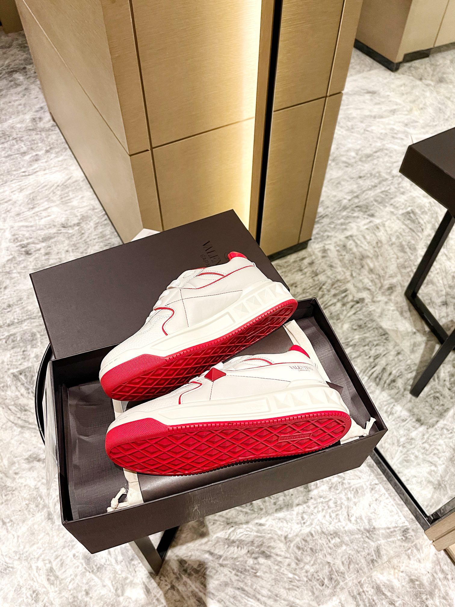 【Valentino】𝟐𝟎𝟐𝟏/𝐒𝐒 𝐧𝐞𝐰 Valentino 2021 fall and winter new one stud sneakers couples on the new