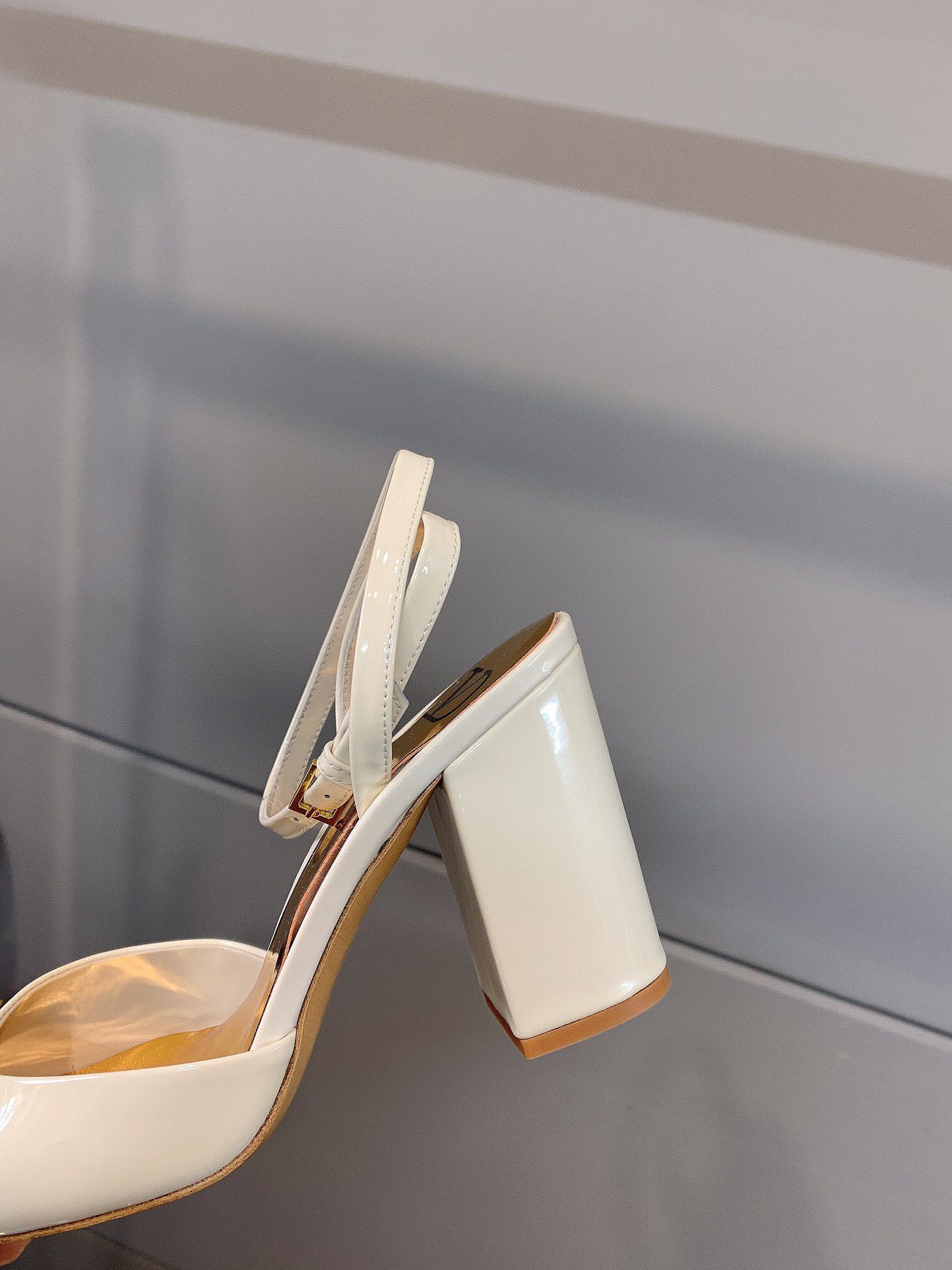 【Valentino】𝟐𝟎𝟐𝟏/𝐒𝐒 𝐧𝐞𝐰 VALENTINO 2022ss spring-summer new big studded high heelss still the classic studded collection