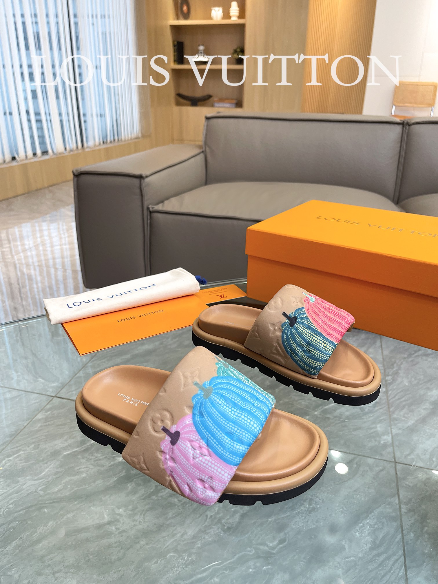 Louis Vuitton 2023 couple models embossed print