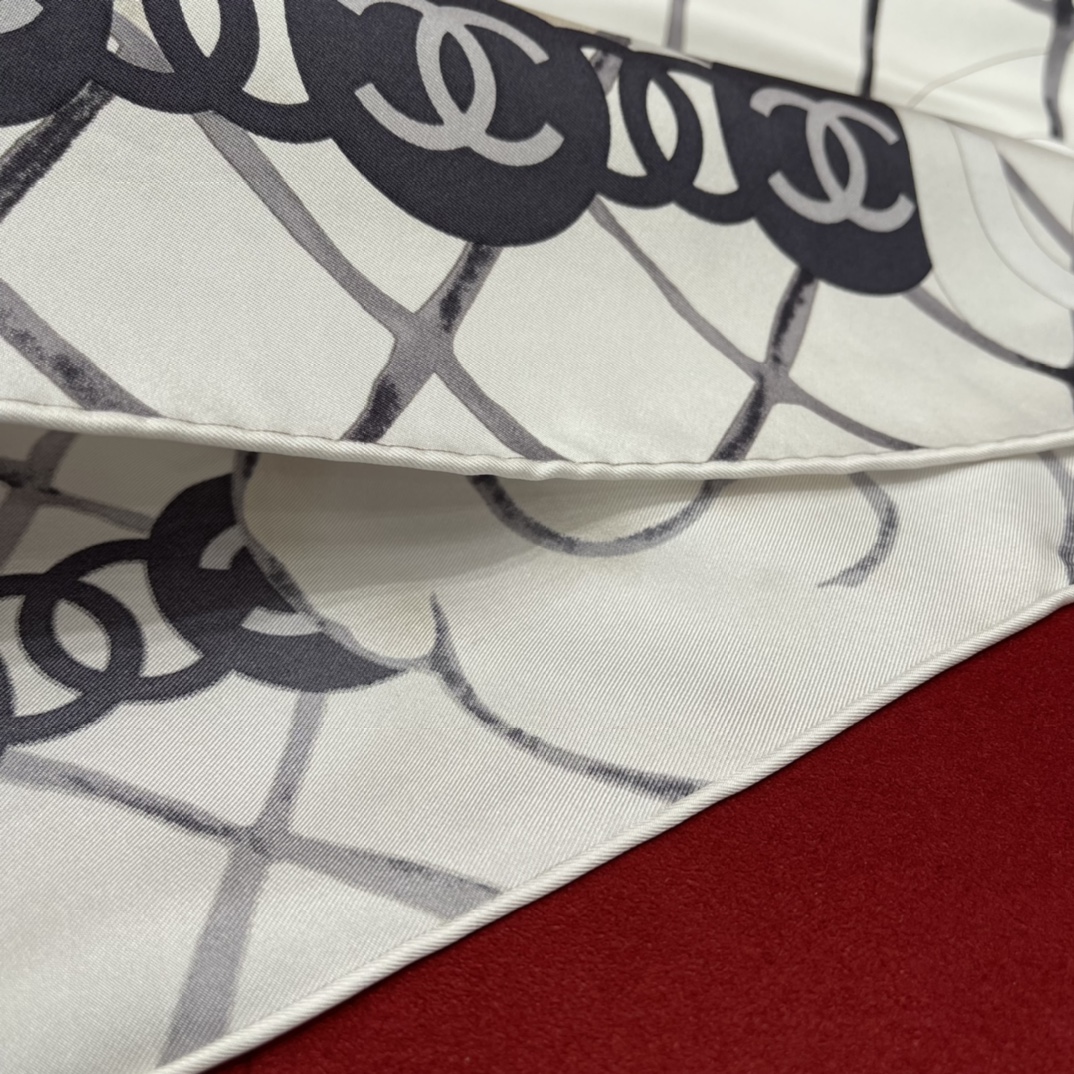 𝐂𝐡𝐚𝐧𝐞𝐥 The hottest square scarf in the camellia element 100% mulberry silk 90*90CM